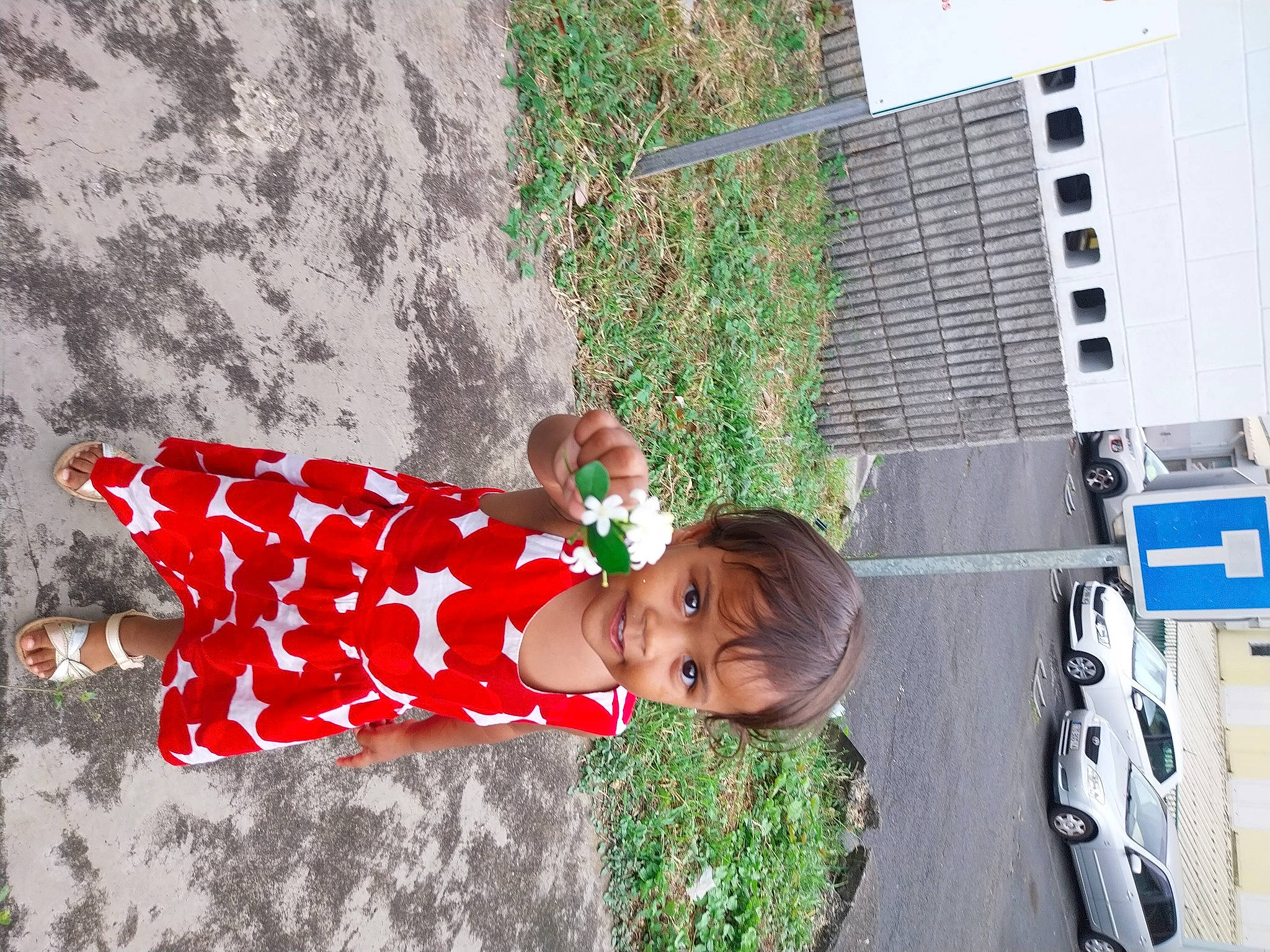 Nelcy a rejoint le concours — aidez-le/la à gagner de superbes lots ! asphalt, car, carmine, child, fun, grass, happy, holiday, joy, leisure, line, motor_vehicle, pedestrian, person, plant, road_surface, sidewalk, toddler, tourism, travel