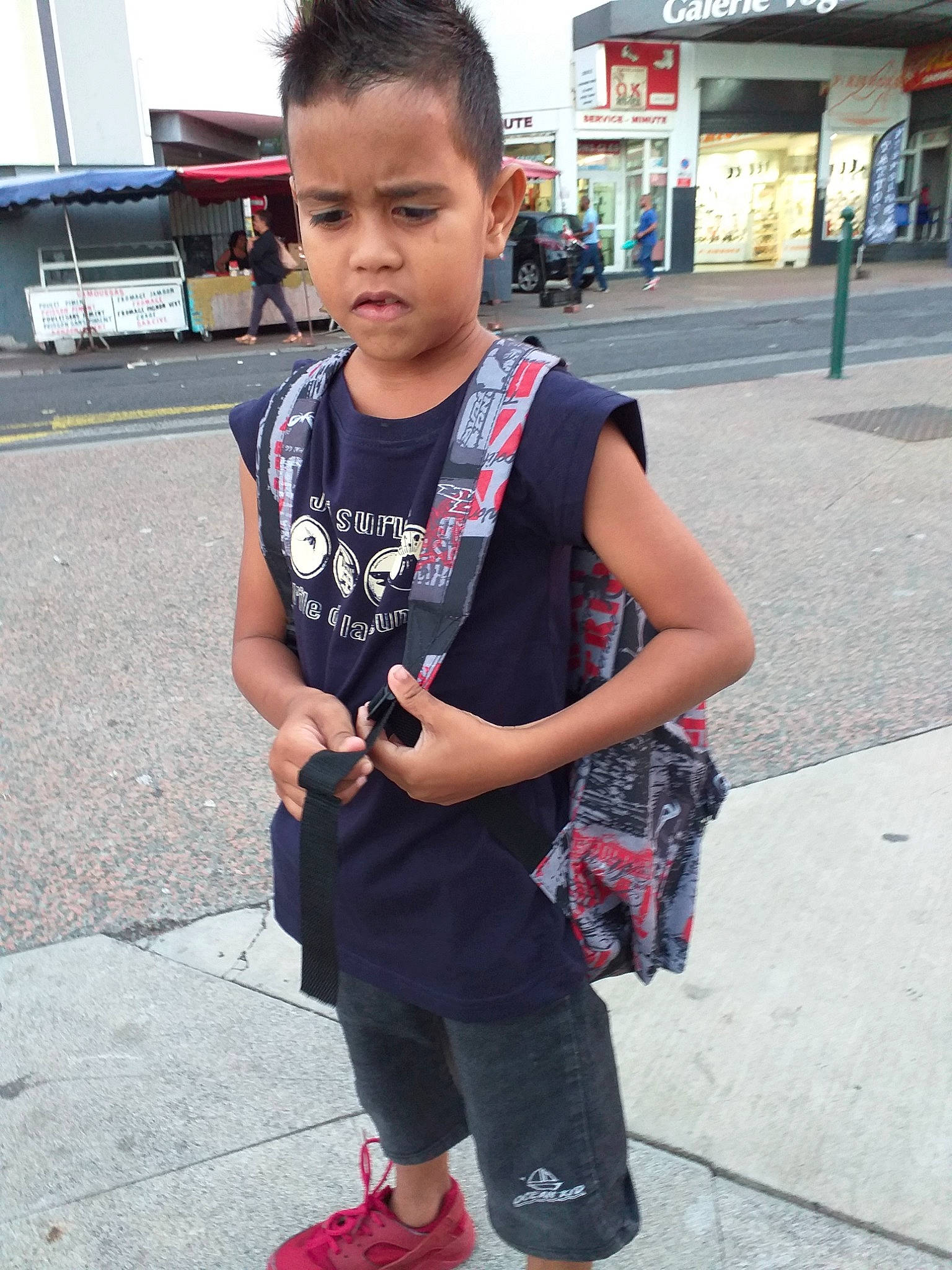 Sébastien participe au concours pour gagner de l'argent avec cette photo : arm, child, cool, footwear, person, shoe, smile, snapshot, street_fashion, t_shirt, vacation