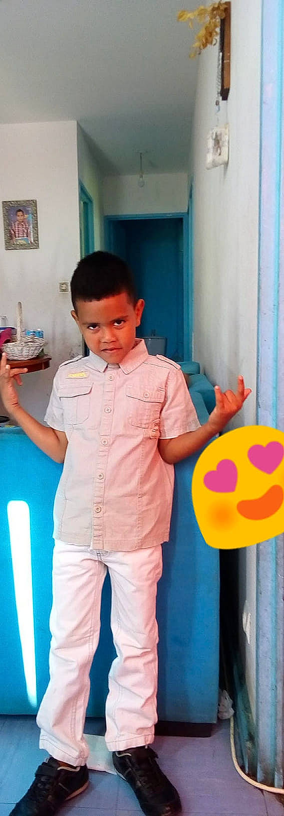 Sébastien participe au concours pour gagner de l'argent avec cette photo : blue, boy, child, day, fun, furniture, girl, infant, person, product, room, shoulder, standing, textile, toddler