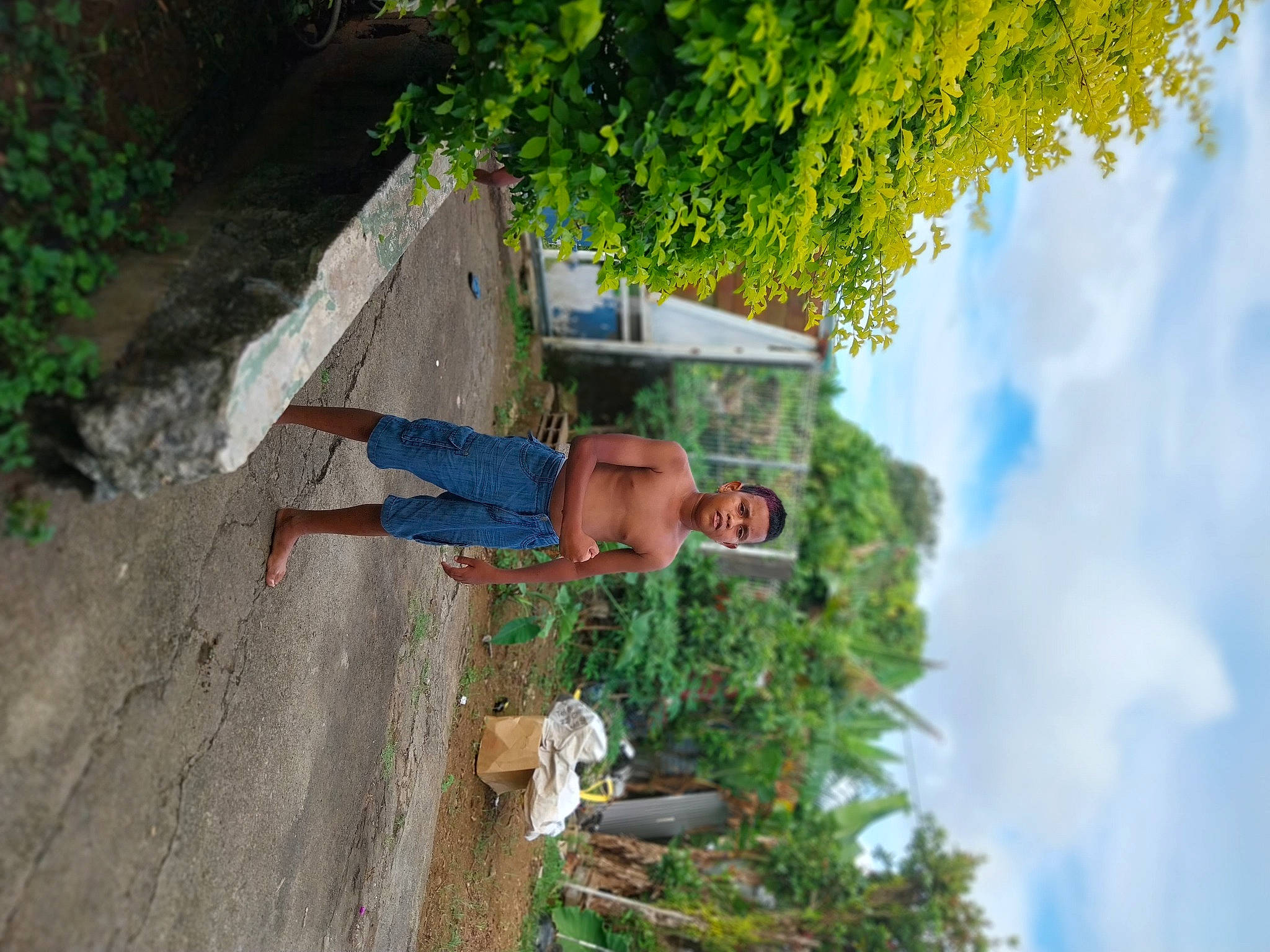 Sébastien a rejoint le concours — aidez-le/la à gagner de superbes lots ! cloud, fun, grass, landscape, leaf, leisure, people_in_nature, person, plant, recreation, shadow, sky, summer, t_shirt, toddler, tree, vacation, wood