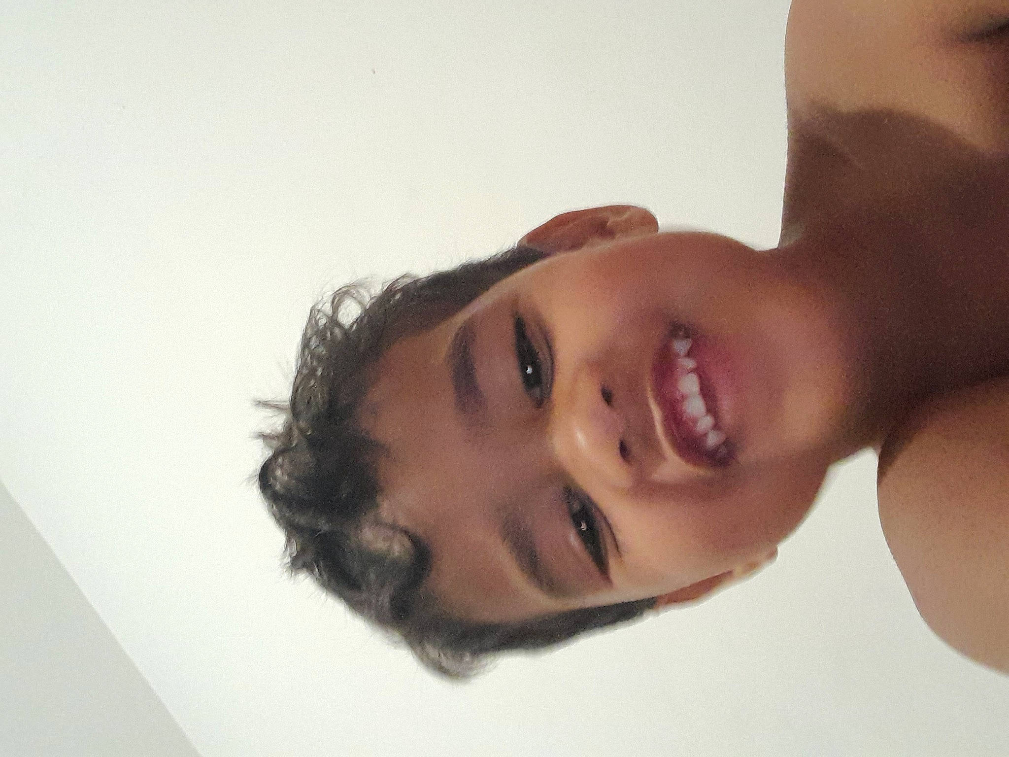 Këvan participe au concours pour gagner de l'argent avec cette photo : arm, beard, black_hair, cheek, eye, eyelash, flash_photography, forehead, gesture, happy, human_body, iris, jaw, joy, lip, mouth, neck, nose, person, shoulder