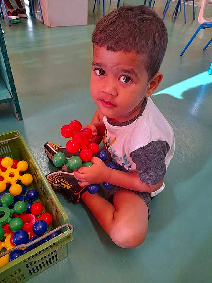 Këvan a rejoint le concours — aidez-le/la à gagner de superbes lots ! baby_playing_with_toys, baby_toys, ball, ball_pit, child, flooring, fun, happy, indoor_games_and_sports, leisure, person, plastic, play, recreation, recreation_room, room, sitting, thigh, toddler, toy