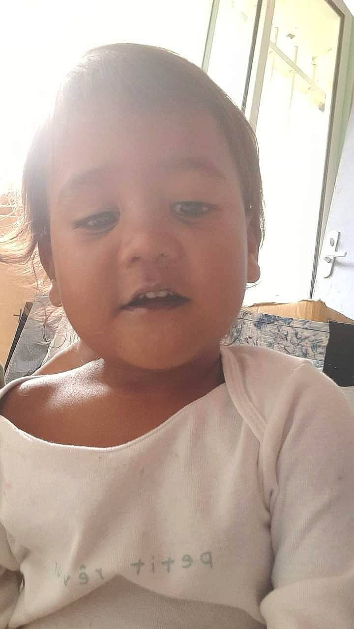 Erwan participe au concours pour gagner de l'argent avec cette photo : baby_toddler_clothing, cheek, chin, dress, ear, eyebrow, eyelash, forehead, head, human_body, iris, jaw, lip, mouth, neck, nose, person, shoulder, skin, sleeve