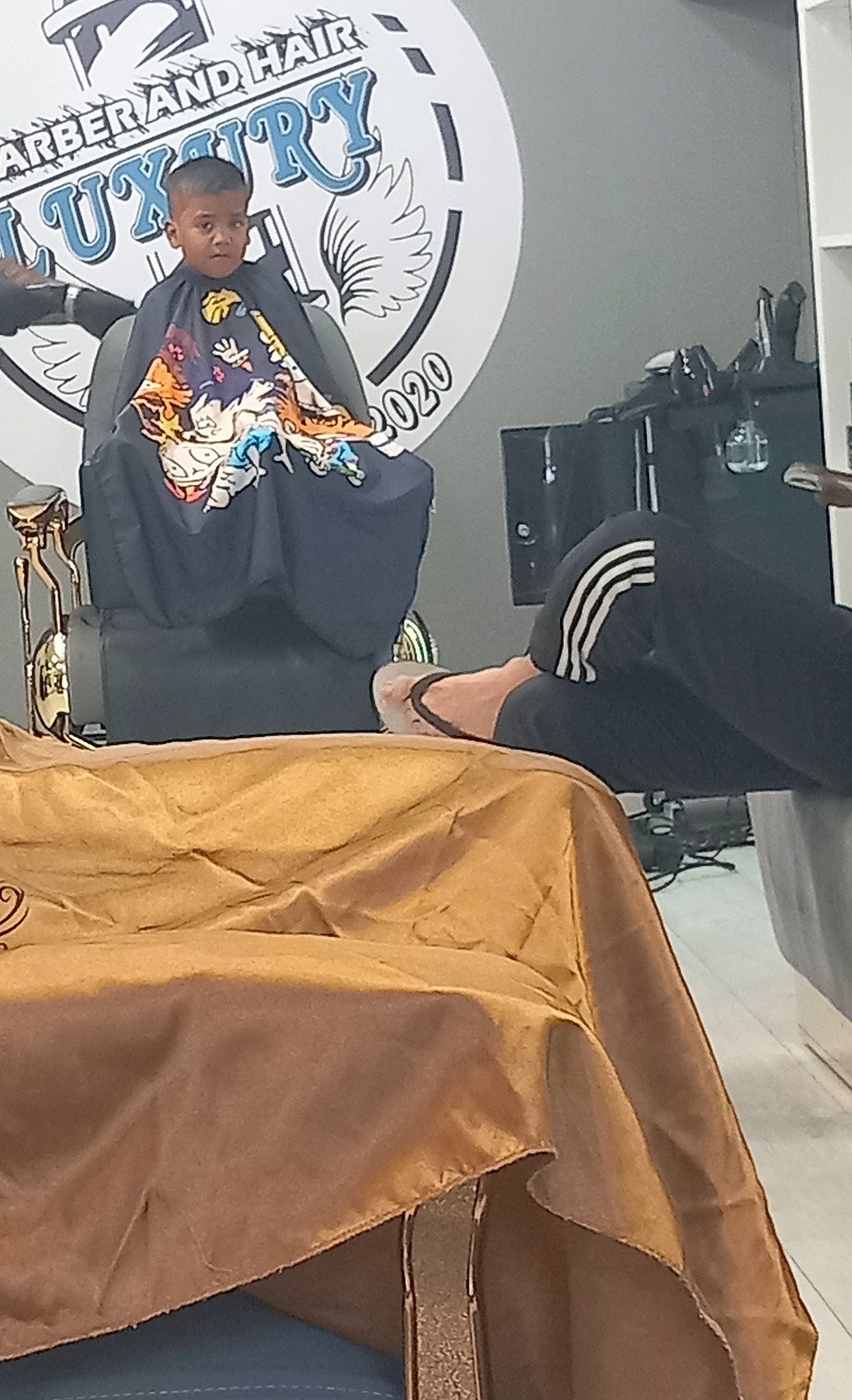 Erwan participe au concours pour gagner de l'argent avec cette photo : bag, bedding, brand, comfort, flooring, font, hat, jersey, linens, person, player, product, room, shorts, sleeve, sports_gear, sports_jersey, sports_uniform, sportswear, t_shirt