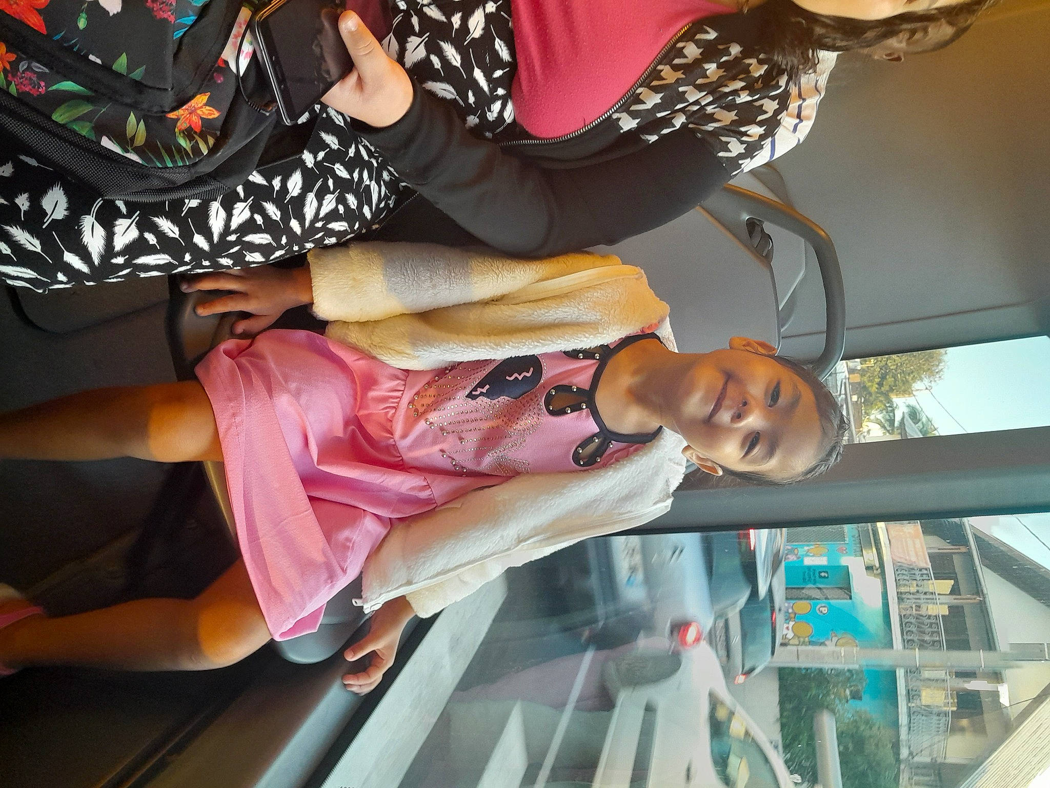 Cecile participe au concours pour gagner de l'argent avec cette photo : bag, elbow, eyewear, fashion_accessory, fashion_design, fun, human_leg, joy, knee, leisure, luggage_and_bags, person, sandal, sitting, thigh, waist