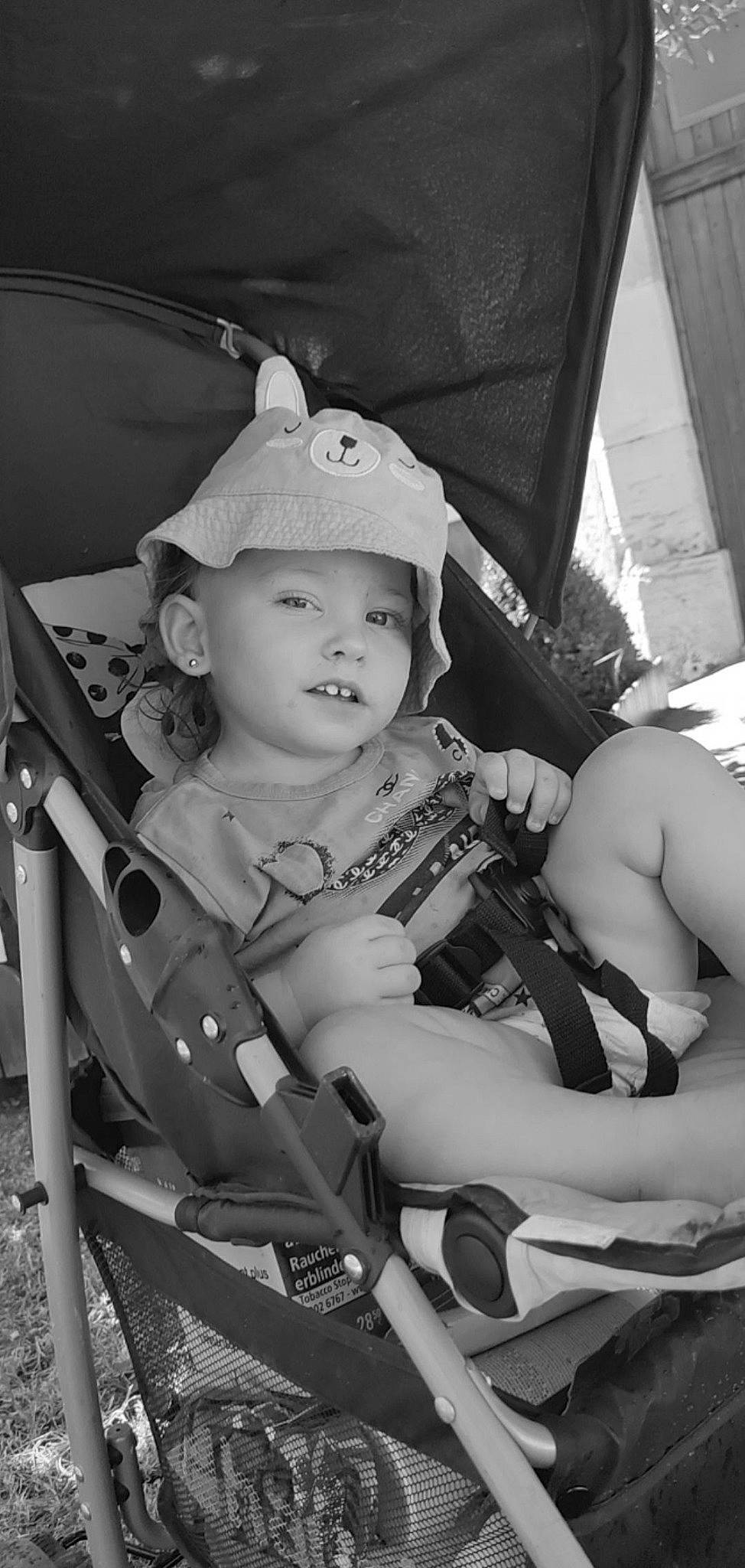 Ashlay a rejoint le concours — aidez-le/la à gagner de superbes lots ! baby, baby_carriage, baby_products, black_and_white, cap, child, elbow, flash_photography, fun, grass, headwear, human_leg, monochrome, monochrome_photography, person, personal_protective_equipment, plant, sitting, stock_photography, style