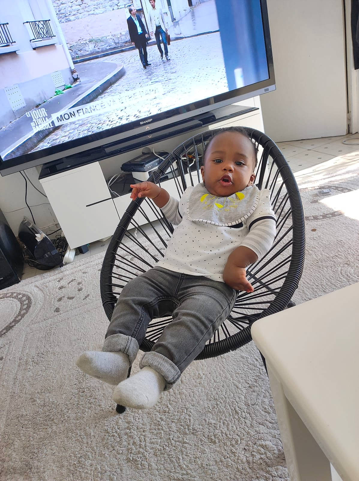 Eliel a rejoint le concours — aidez-le/la à gagner de superbes lots ! automotive_design, baby, chair, child, city, comfort, design, display_device, flooring, foot, fun, human_leg, knee, leisure, multimedia, person, recreation, sandal, sitting, sock