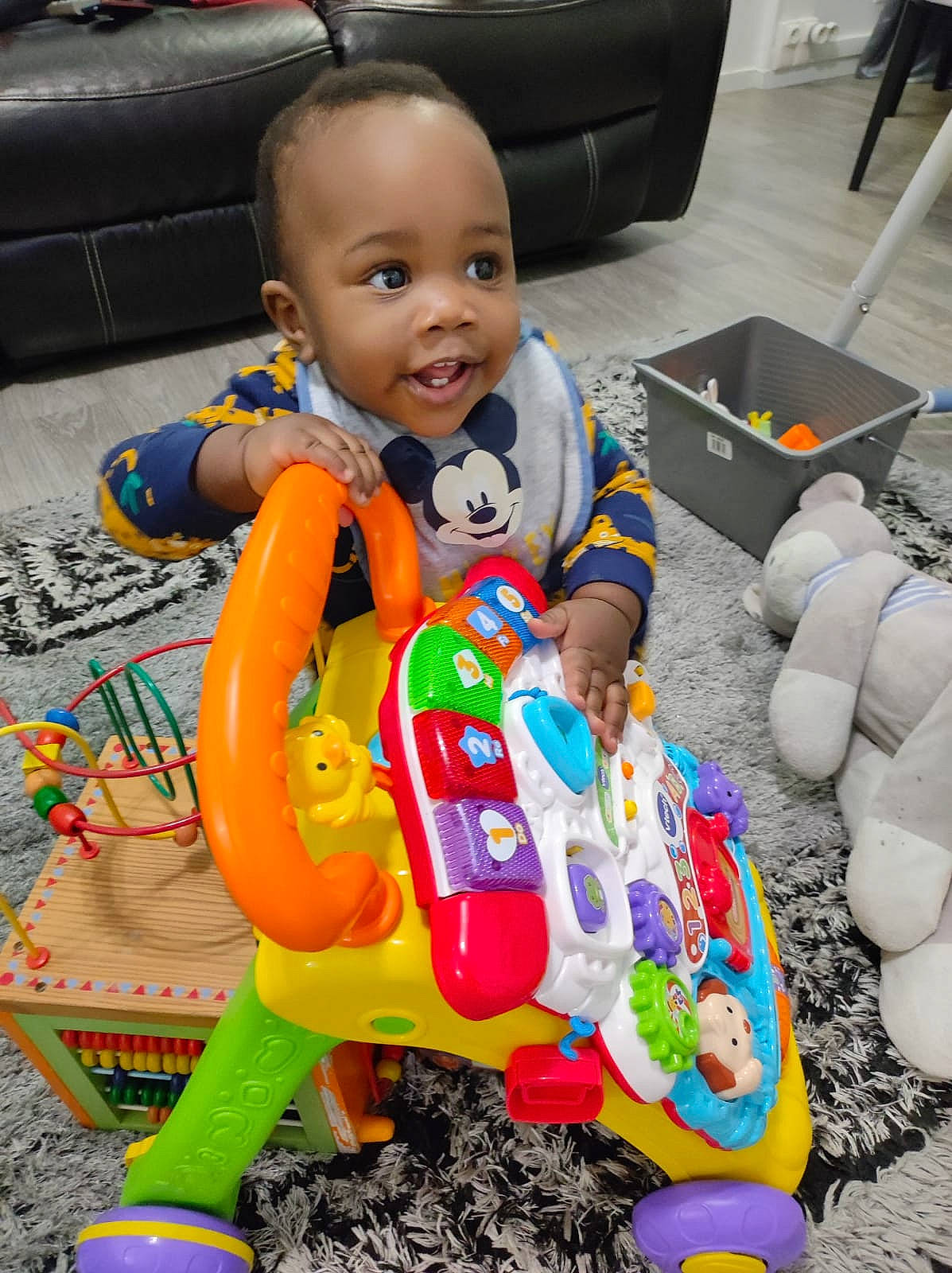 Eliel a rejoint le concours — aidez-le/la à gagner de superbes lots ! baby, baby_products, baby_toddler_clothing, baby_toys, child, city, event, face, fun, happy, leisure, person, plastic, recreation, sitting, smile, snapshot, tire, toddler, toy