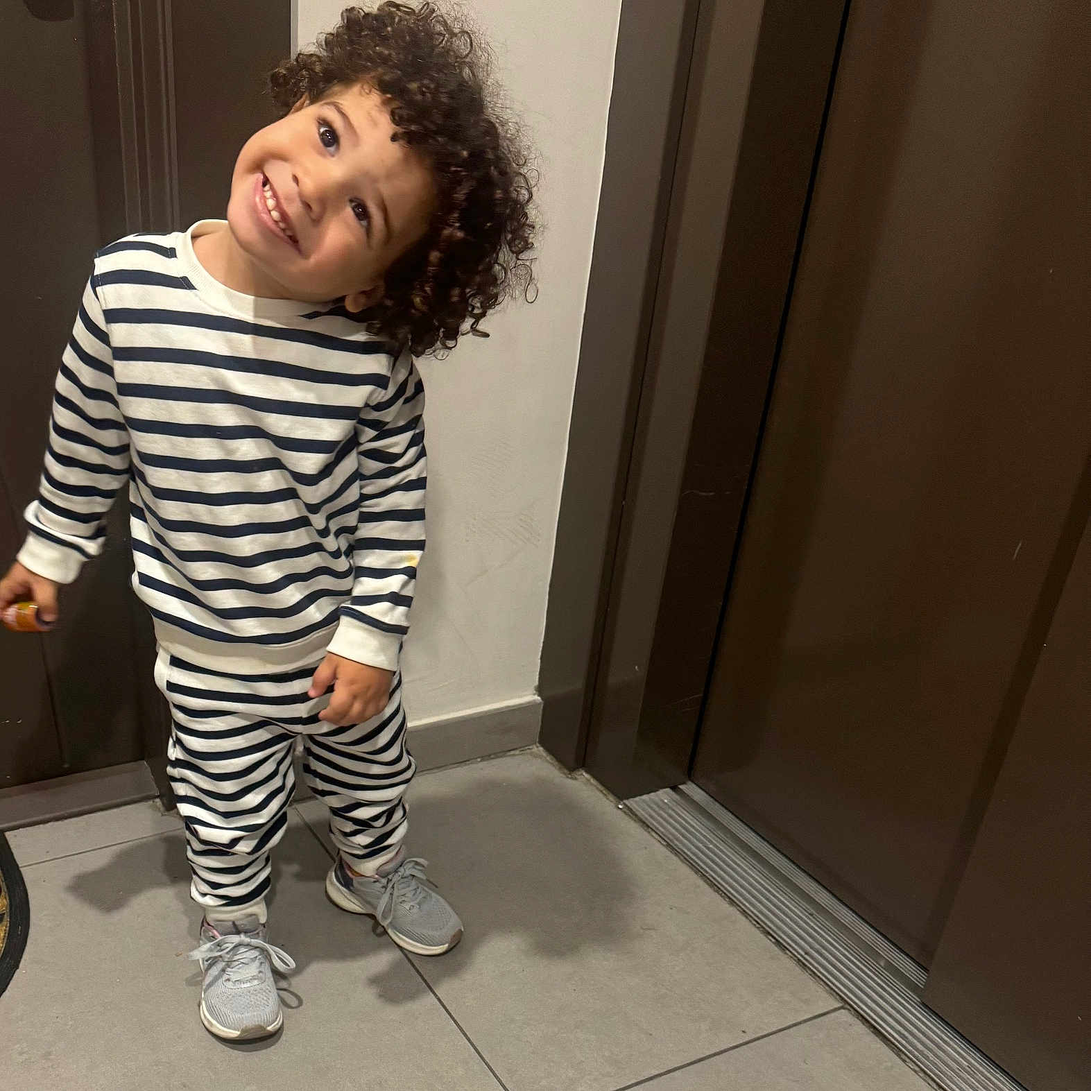Mohamed Joud participe au concours pour gagner de l'argent avec cette photo : blackhair, boy, child, clothing, curlyhair, face, footwear, hair, happy, head, longsleeve, machine, male, pants, person, shoe, sleeve, smile, standing, wheel