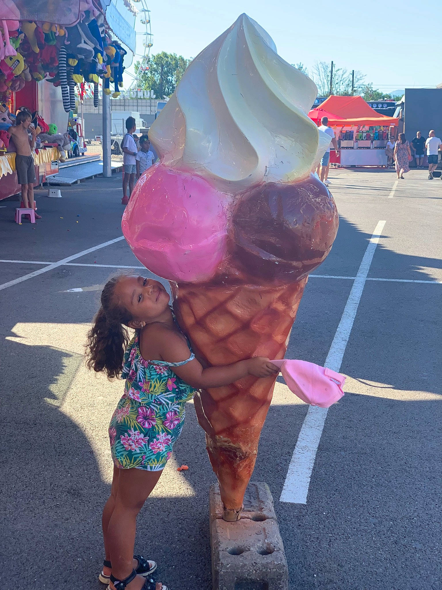 Jade a rejoint le concours — aidez-le/la à gagner de superbes lots ! cone, electric_blue, food, frozen_dessert, fun, gelato, human, human_leg, ice_cream, ice_cream_cone, leisure, magenta, pedestrian, person, pink, road, road_surface, sky, soft_serve_ice_creams, sorbetes