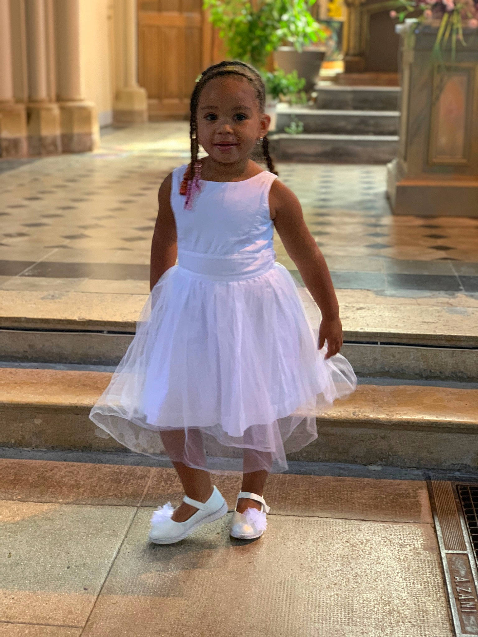 Jade a rejoint le concours — aidez-le/la à gagner de superbes lots ! baby_toddler_clothing, bridal_clothing, bridal_party_dress, child, dress, event, flooring, formal_wear, fun, gown, happy, human_leg, leisure, person, sandal, shoulder, sitting, toddler, tradition, waist