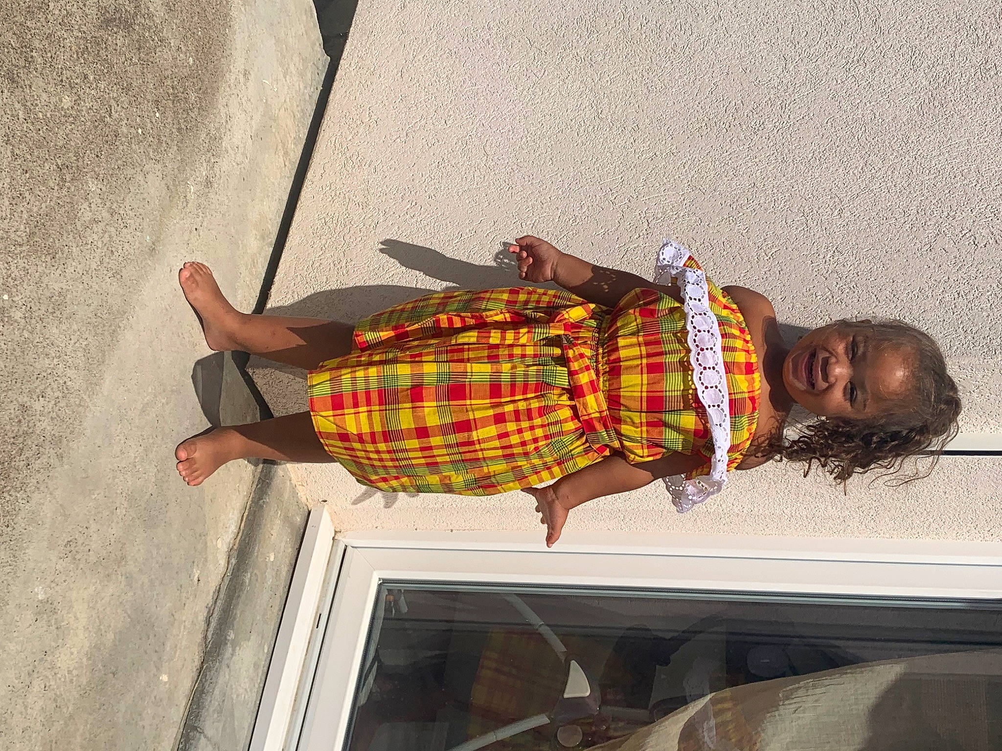 Jade a rejoint le concours — aidez-le/la à gagner de superbes lots ! child, fashion_accessory, fun, pattern, person, plaid, shadow, sitting, tartan, tints_and_shades, toddler, wood