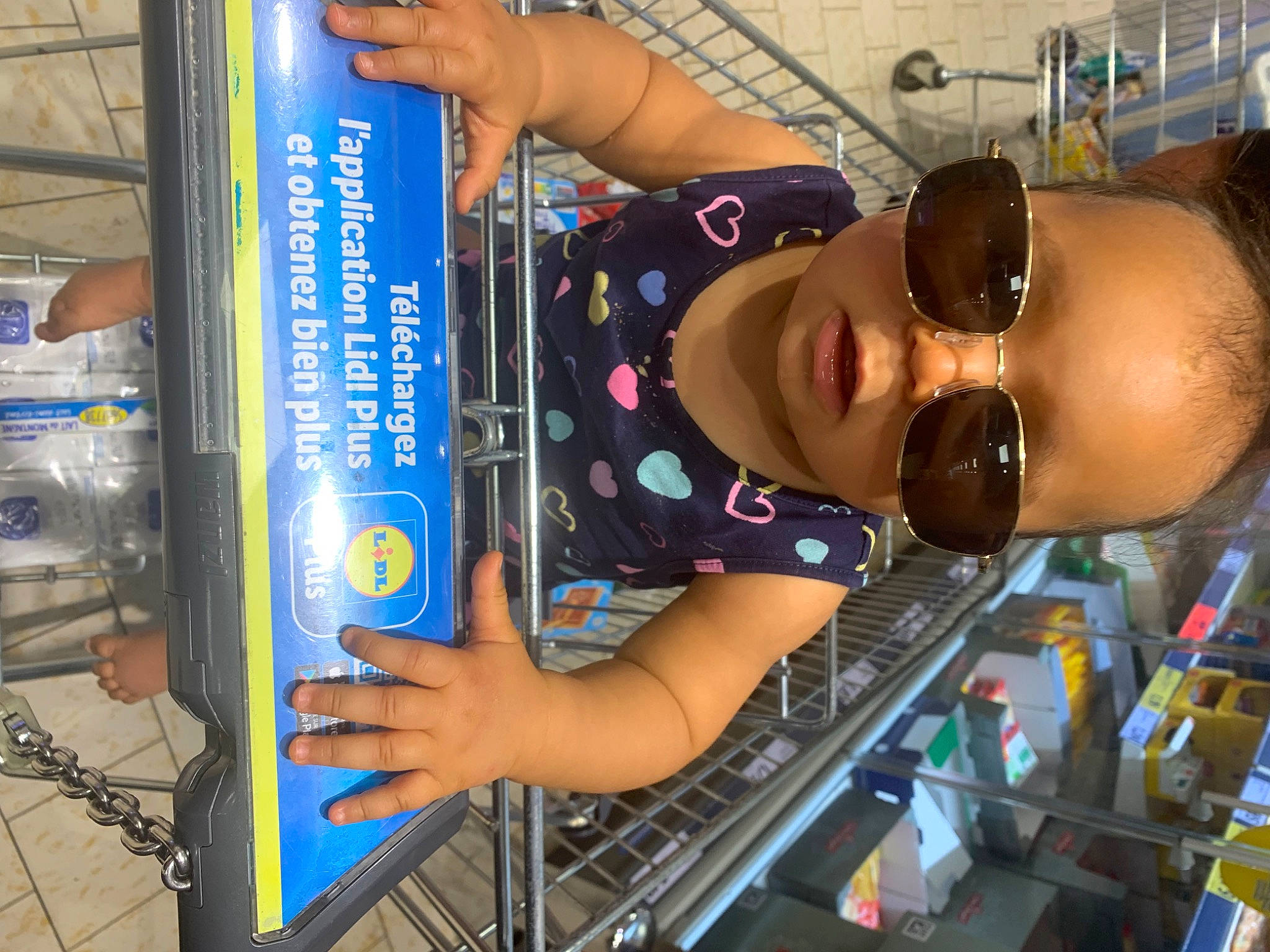 Ruby a rejoint le concours — aidez-le/la à gagner de superbes lots ! advertising, bookcase, chest, child, electric_blue, engineering, eyewear, fun, jewellery, leisure, machine, person, publication, recreation, retail, shelf, smile, sunglasses, t_shirt, vacation