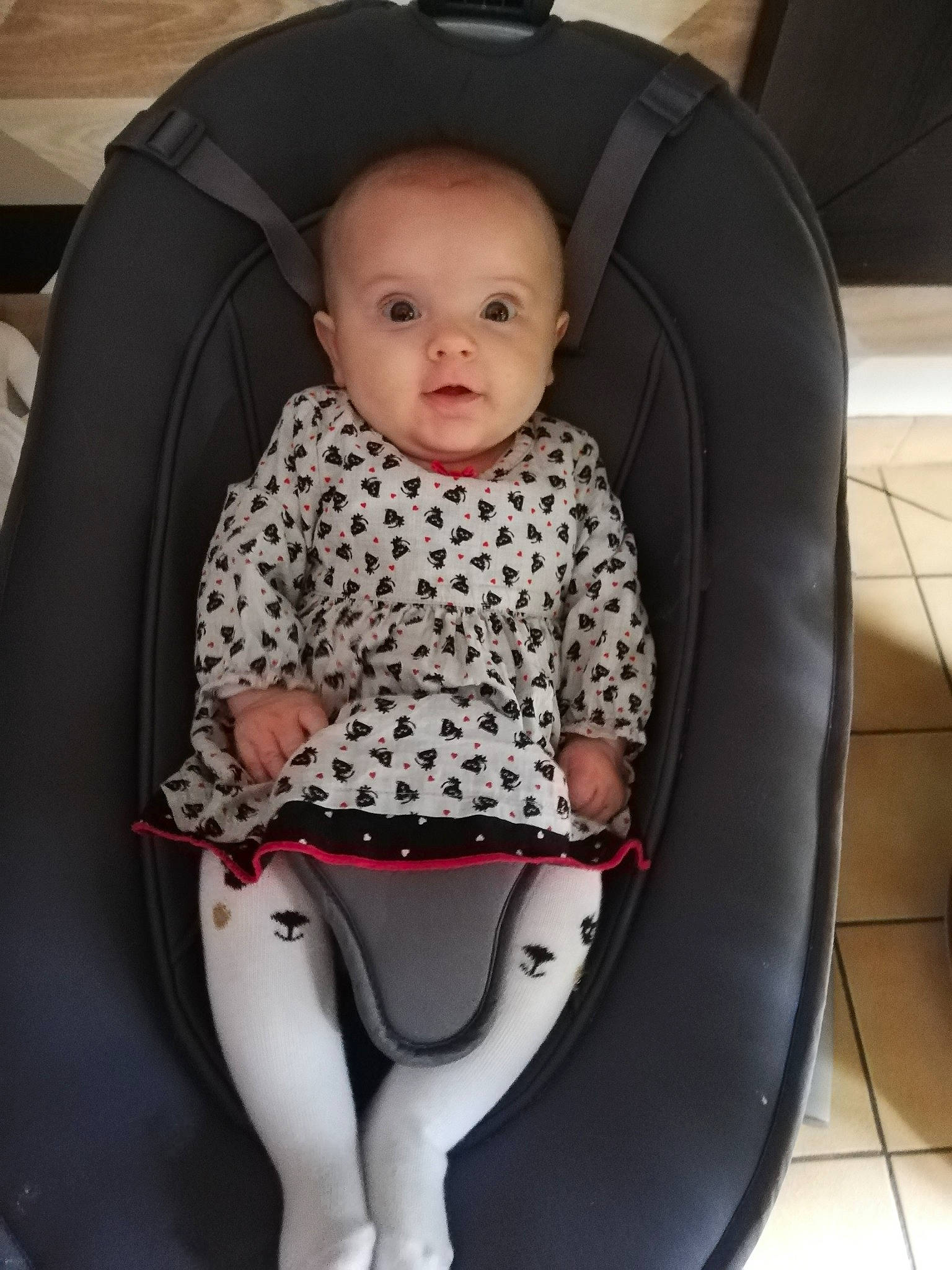 Livia participe au concours pour gagner de l'argent avec cette photo : auto_part, baby, baby_carriage, baby_products, baby_safety, baby_toddler_clothing, car_seat, chair, child, comfort, human_body, human_leg, knee, leggings, pattern, person, sitting, sleeve, smile, thigh