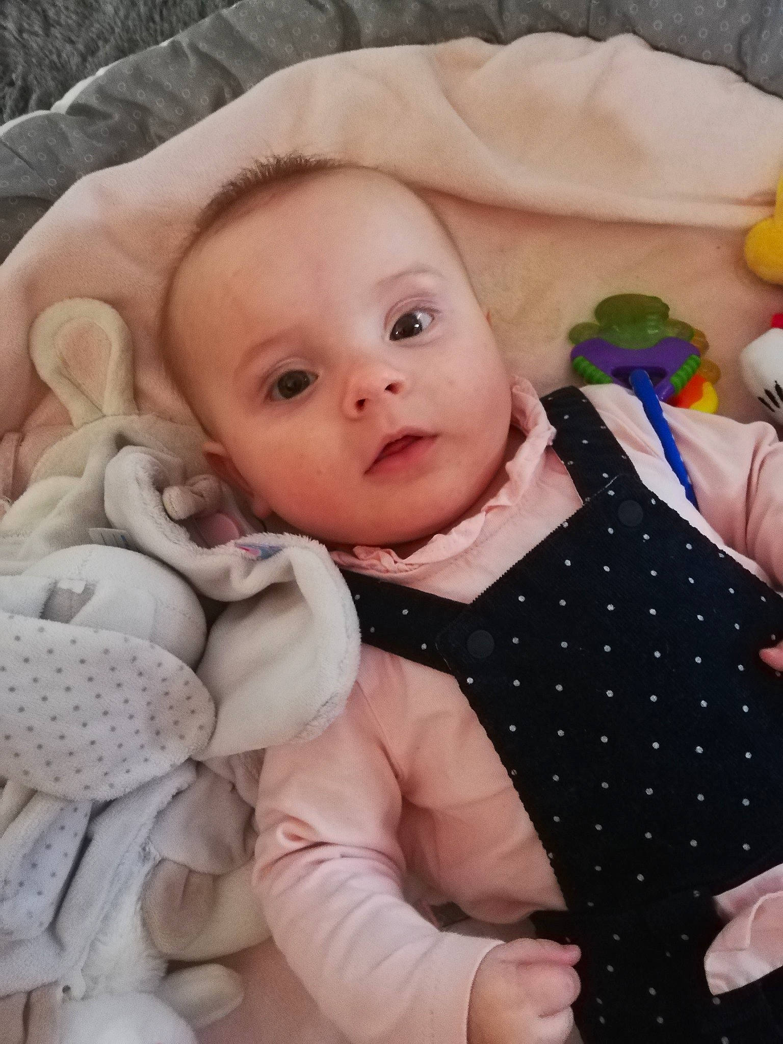 Livia participe au concours pour gagner de l'argent avec cette photo : baby, baby_products, baby_toddler_clothing, cheek, child, comfort, eye, face, happy, iris, linens, outerwear, pattern, person, product, skin, sleeve, textile, toddler, toy