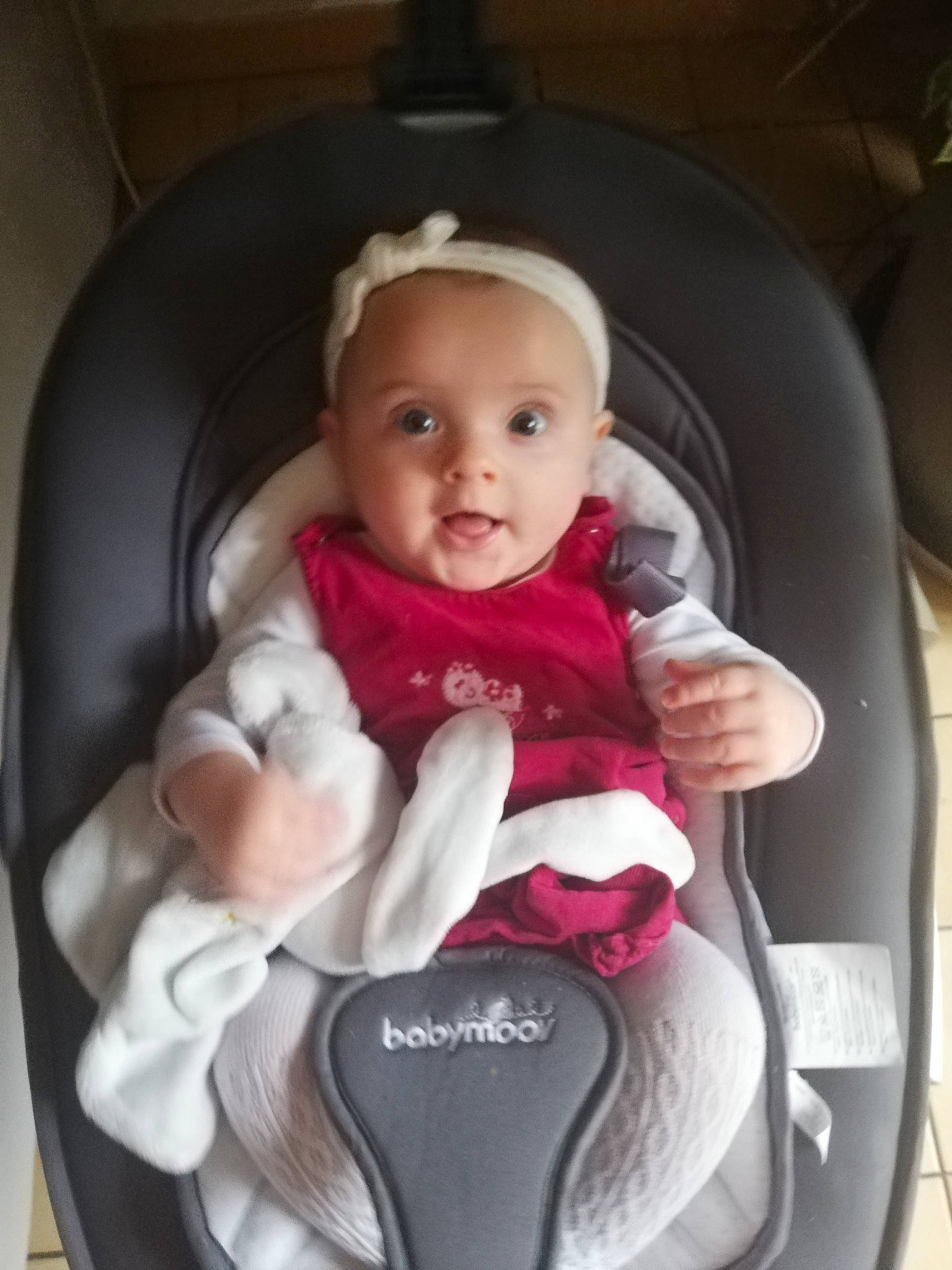 Livia participe au concours pour gagner de l'argent avec cette photo : auto_part, baby, baby_carriage, baby_in_car_seat, baby_products, baby_toddler_clothing, car_seat, car_seat_cover, cheek, child, comfort, family_car, fun, person, seat_belt, sitting, smile, steering_wheel, thumb, toddler