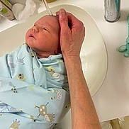 Kayzen a rejoint le concours — aidez-le/la à gagner de superbes lots ! baby, bath, blanket, blue, care, cleaning, cute, face, gentle, giraffe_pattern, hand, head, infant, newborn, person, sink, toddler, water, white, wrapped