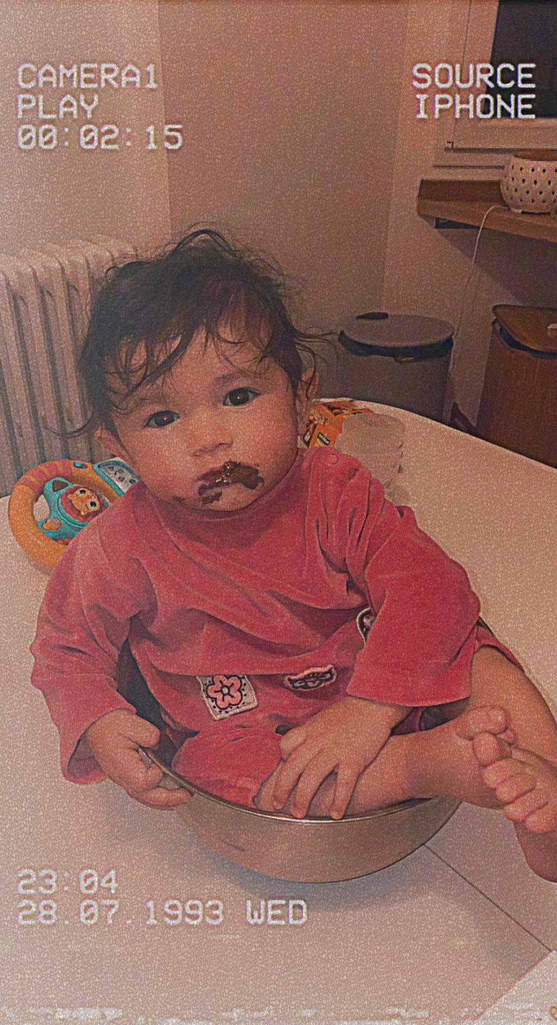 Kezïah participe au concours pour gagner de l'argent avec cette photo : baby, baby_toddler_clothing, cheek, child, cool, dress, electronic_device, eyelash, flooring, forehead, happy, mouth, nose, person, product, room, sitting, skin, sleeve, t_shirt