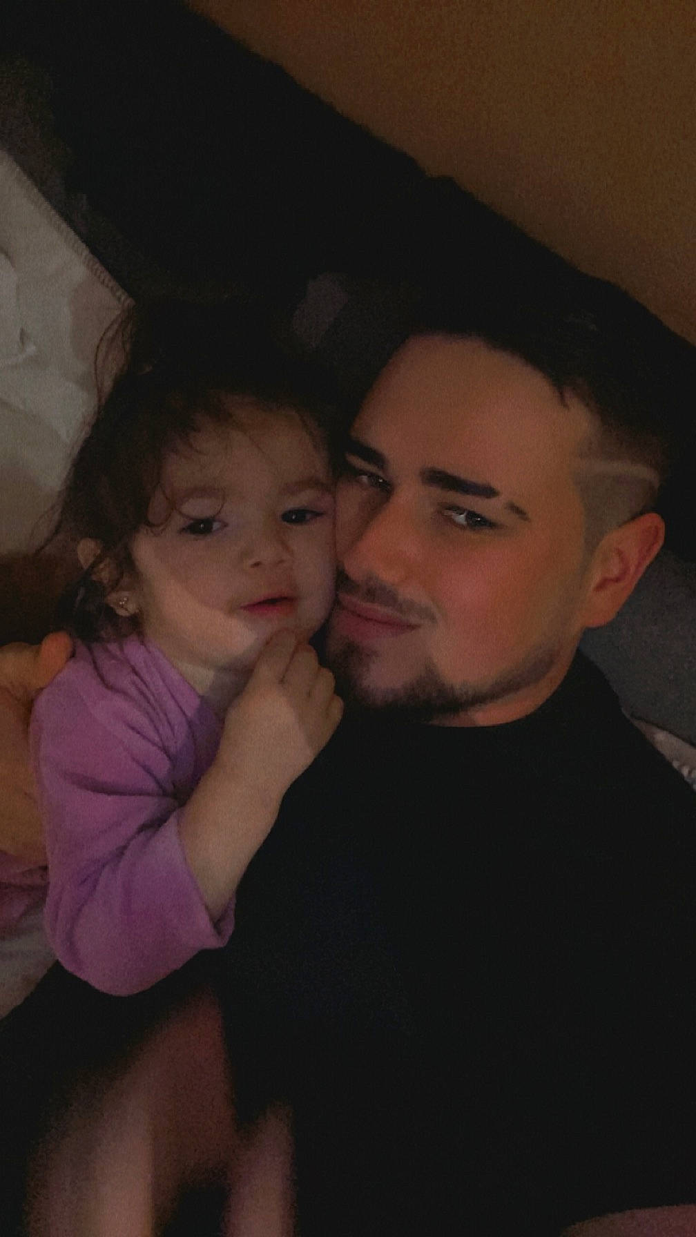 Kezïah participe au concours pour gagner de l'argent avec cette photo : beard, cheek, chin, cool, ear, event, eye, eyebrow, flash_photography, forehead, fun, gesture, happy, iris, lip, long_hair, mouth, nose, person, shoulder