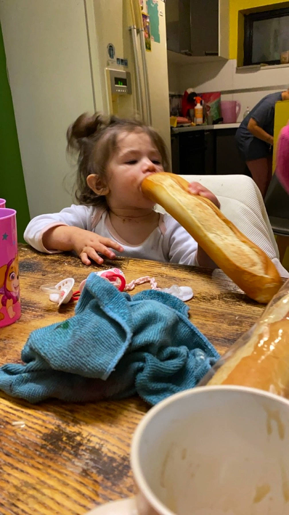 Kezïah participe au concours pour gagner de l'argent avec cette photo : baby_toddler_clothing, balloon, breakfast, chair, child, comfort_food, cooking, dishware, drink, drinkware, eating, food, person, picture_frame, play, room, serveware, sitting, tableware, toddler