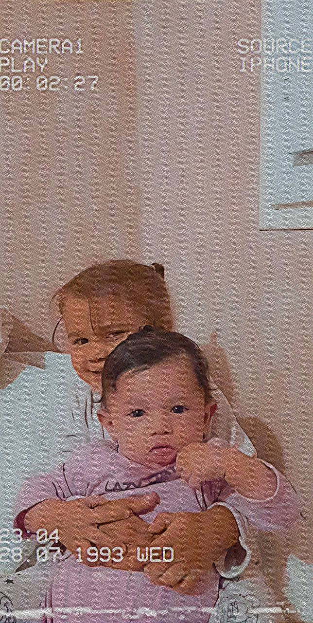 Sokayna a rejoint le concours — aidez-le/la à gagner de superbes lots ! art, baby, baby_toddler_clothing, cheek, child, comfort, gesture, happy, illustration, love, peach, person, photo_caption, picture_frame, room, sitting, toddler, vintage_clothing