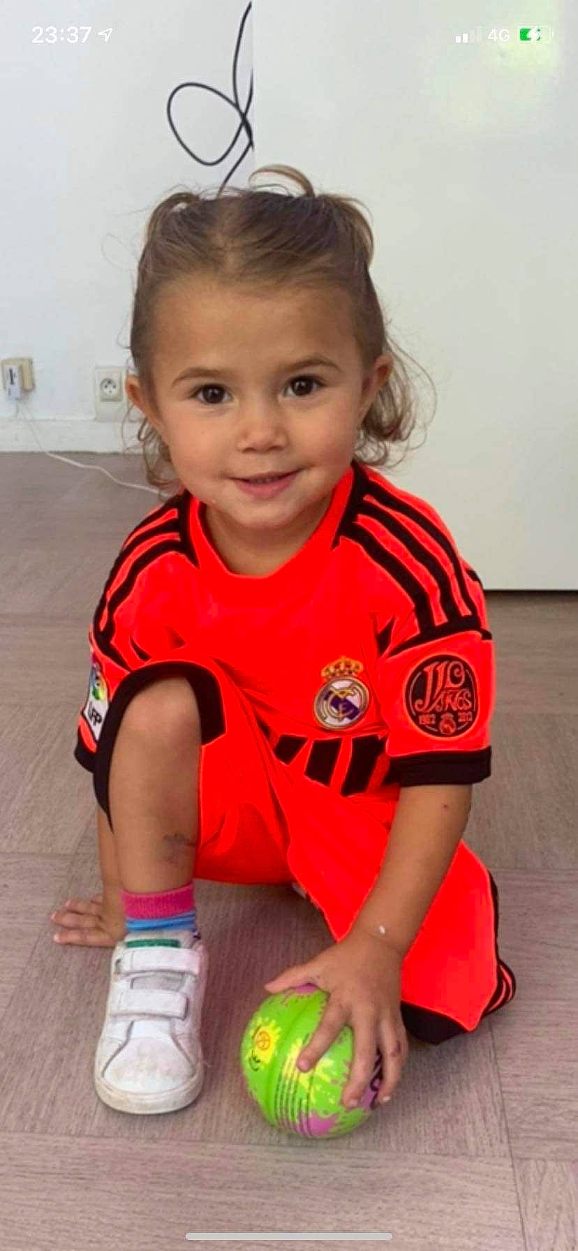 Sokayna a rejoint le concours — aidez-le/la à gagner de superbes lots ! baby, baby_toddler_clothing, ball, cheek, child, floor, flooring, football, fun, grass, happy, joy, nose, person, play, shorts, sitting, sleeve, smile, sportswear