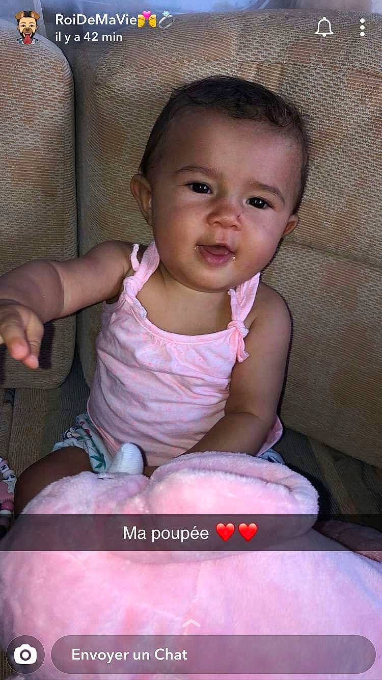 Sokayna a rejoint le concours — aidez-le/la à gagner de superbes lots ! baby, baby_toddler_clothing, cheek, child, finger, flash_photography, fun, happy, human_body, iris, lip, magenta, mouth, nose, person, pink, sitting, skin, smile, thumb