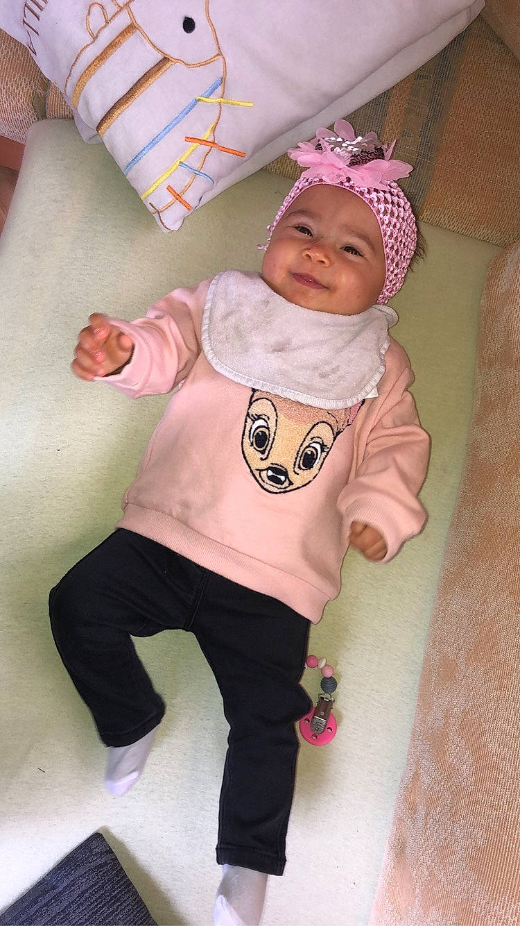 Sokayna participe au concours pour gagner de l'argent avec cette photo : baby, baby_products, baby_toddler_clothing, child, headwear, joy, person, pink, skin, smile, toddler