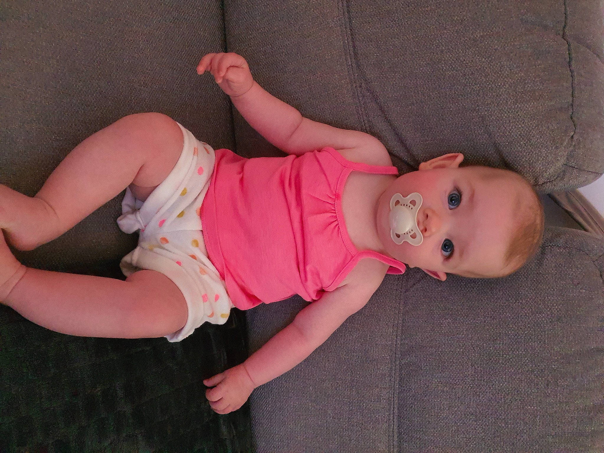 Maddy a rejoint le concours — aidez-le/la à gagner de superbes lots ! baby, baby_toddler_clothing, cheek, child, comfort, elbow, eye, finger, head, human_body, human_leg, joint, leg, mouth, person, pink, skin, sleeve, textile, thigh