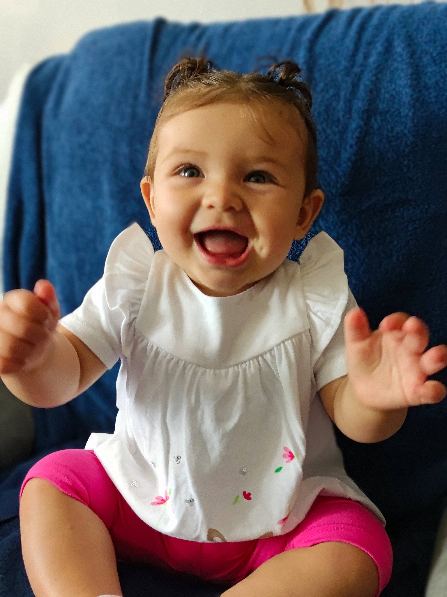 Louise a rejoint le concours — aidez-le/la à gagner de superbes lots ! arm, baby, baby_toddler_clothing, blue, cheek, comfort, finger, gesture, hand, happy, joint, knee, lip, neck, person, skin, sleeve, smile, thigh, thumb