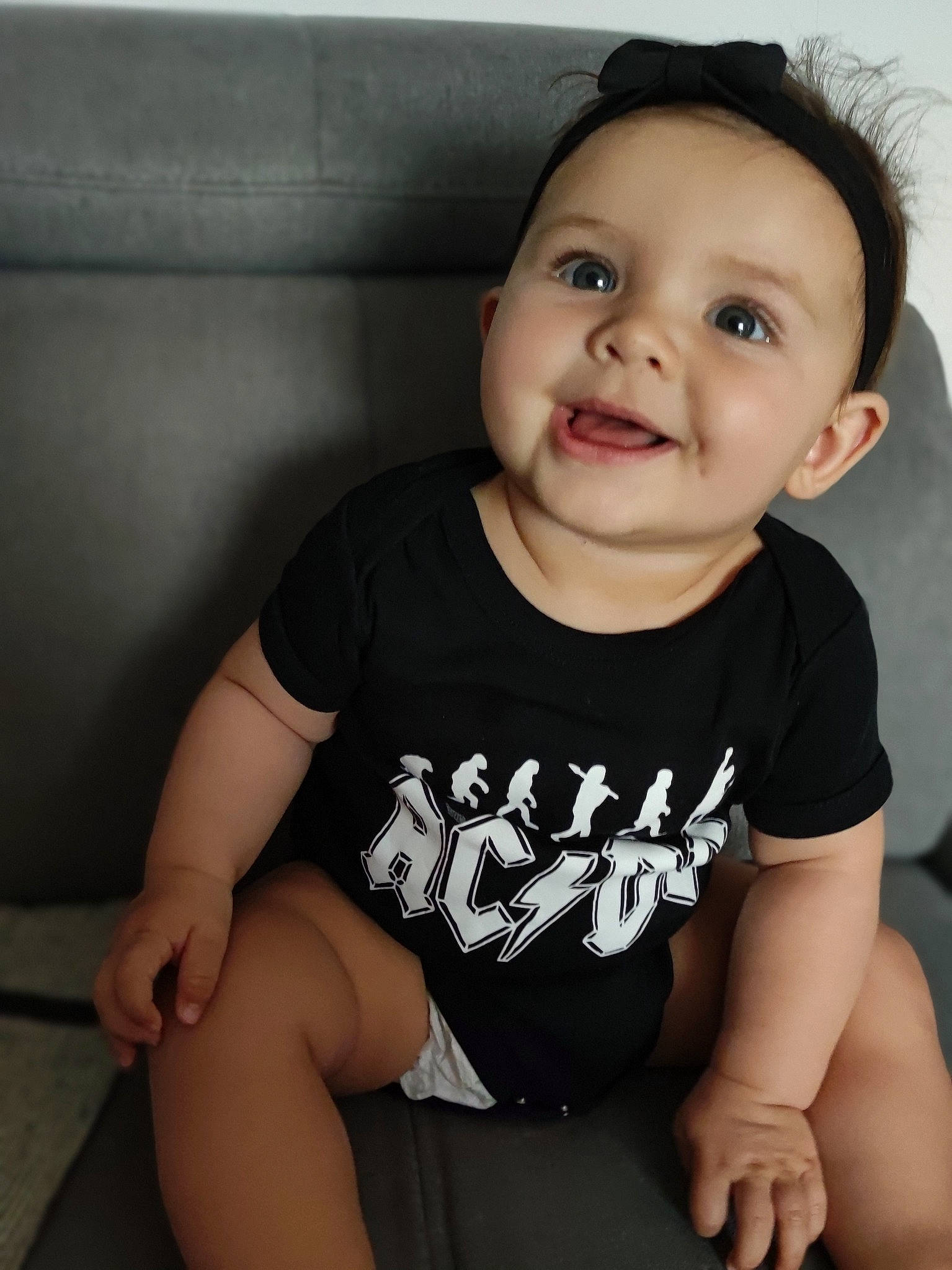 Louise a rejoint le concours — aidez-le/la à gagner de superbes lots ! baby_toddler_clothing, cheek, chin, eye, eyebrow, flash_photography, hair, happy, head, headwear, human_body, iris, joy, leg, lip, mouth, neck, nose, person, shoulder