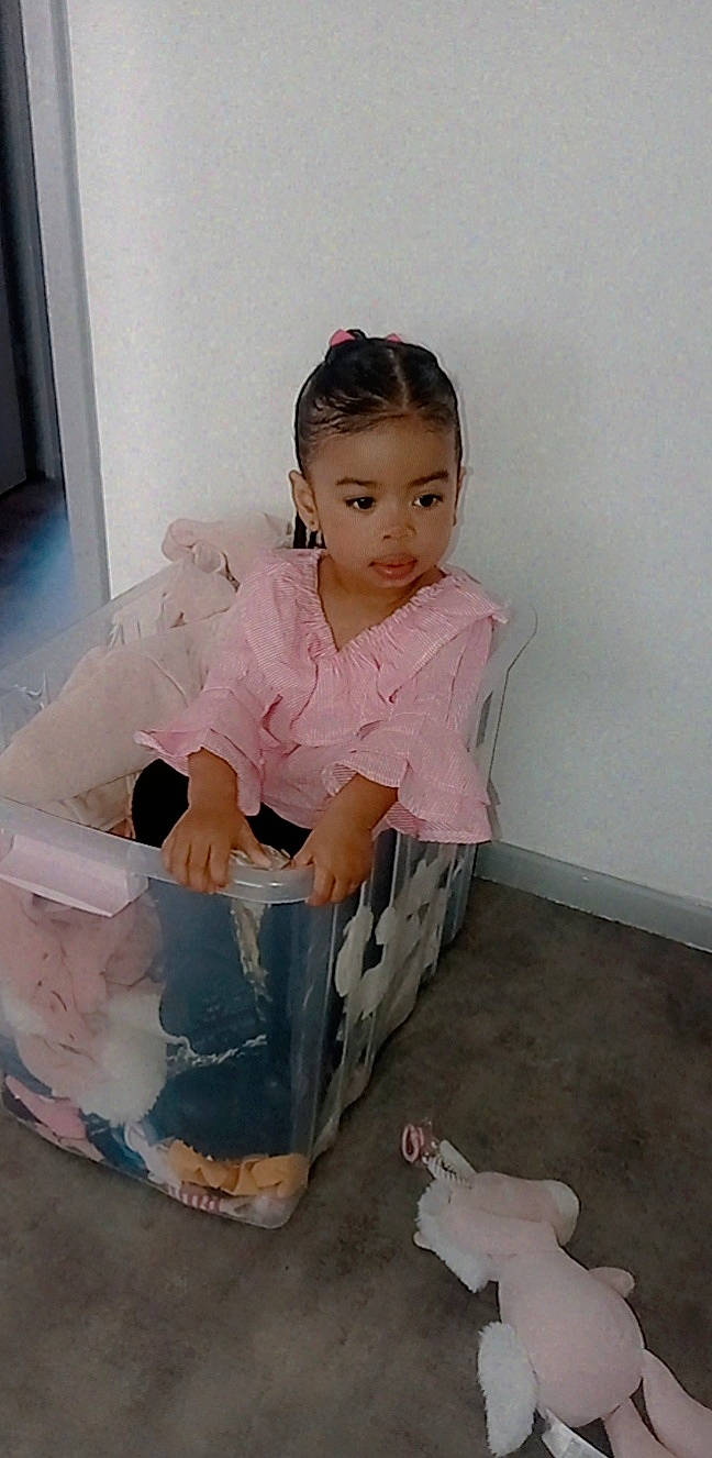 Kaylaih participe au concours pour gagner de l'argent avec cette photo : arm, baby, baby_toddler_clothing, bathing, cheek, floor, flooring, fun, hair, happy, human_body, human_leg, mouth, neck, person, pink, shoulder, sitting, skin, sleeve