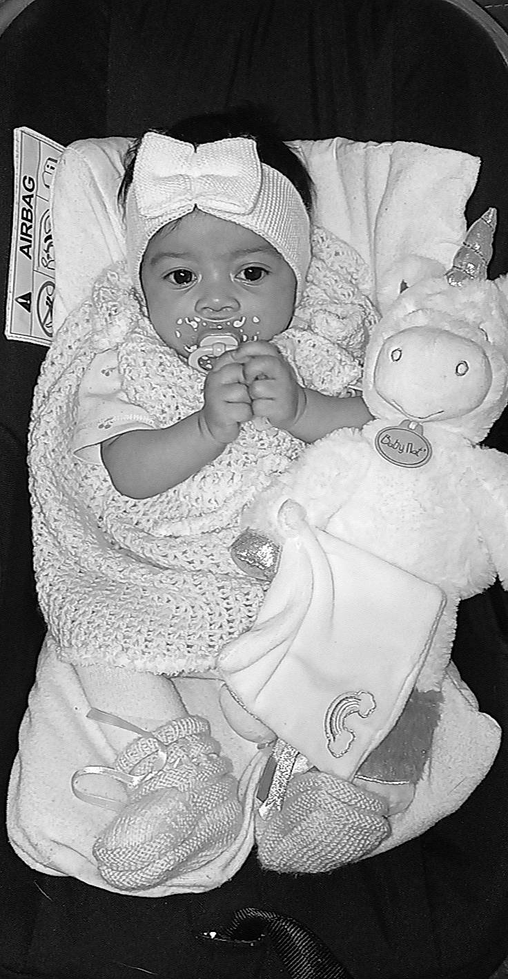 Kayliah participe au concours pour gagner de l'argent avec cette photo : baby, black_and_white, child, doll, headwear, monochrome, pattern, person, photograph, photography, style, toddler, toy, white