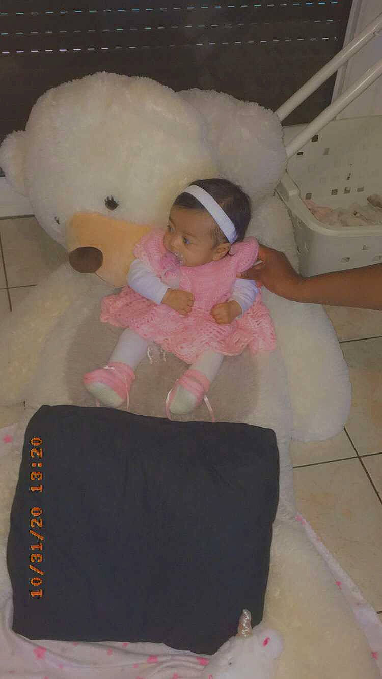 Kayliah participe au concours pour gagner de l'argent avec cette photo : baby_products, child, person, pink, plush, product, stuffed_toy, teddy_bear, toy