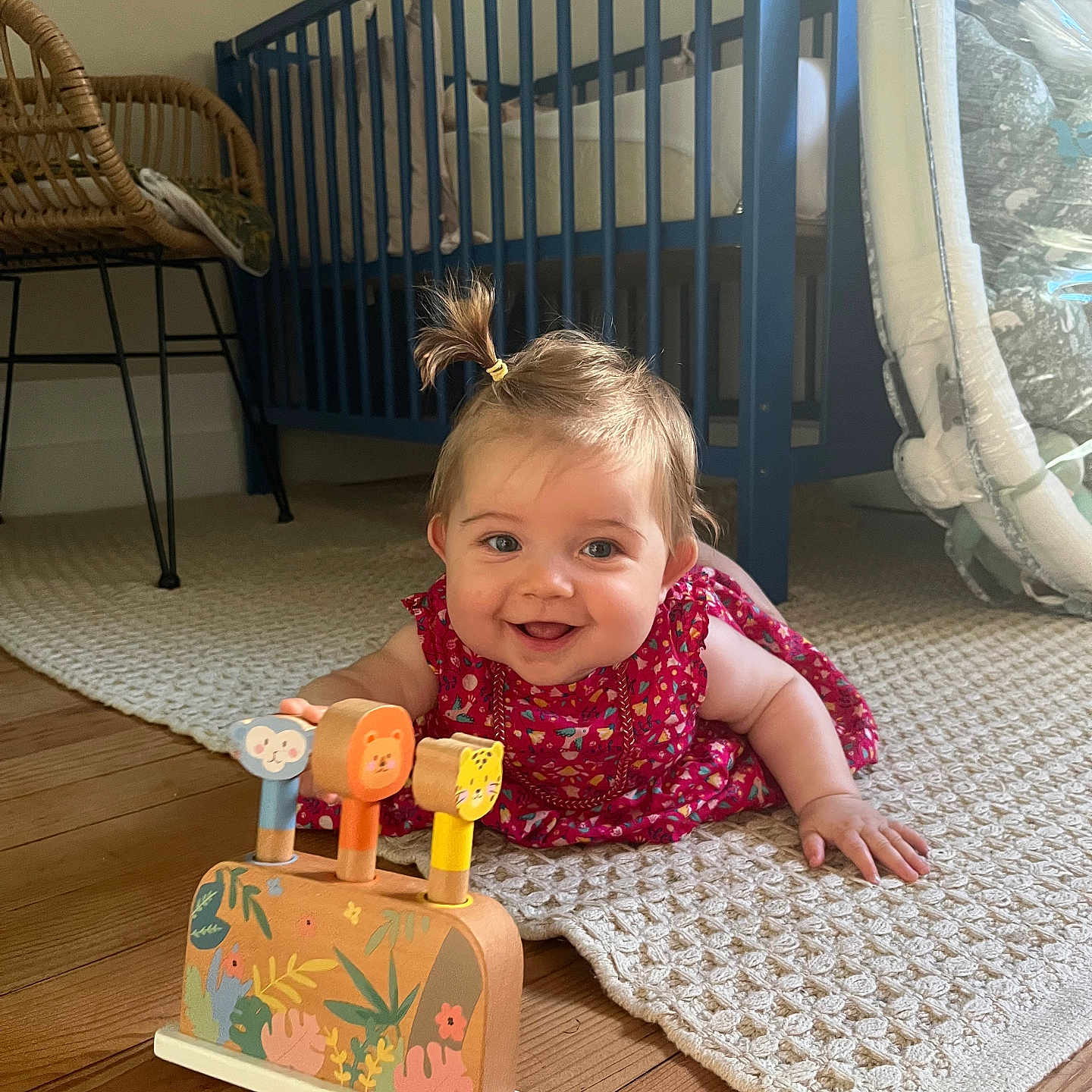 Méloé participe au concours pour gagner de l'argent avec cette photo : baby, carpet, child, clothing, colorful, crib, floor, furniture, girl, hair, happy, indoor, nursery, play, pony_tail, rug, smiling, toy, wooden_floor, wooden_toy
