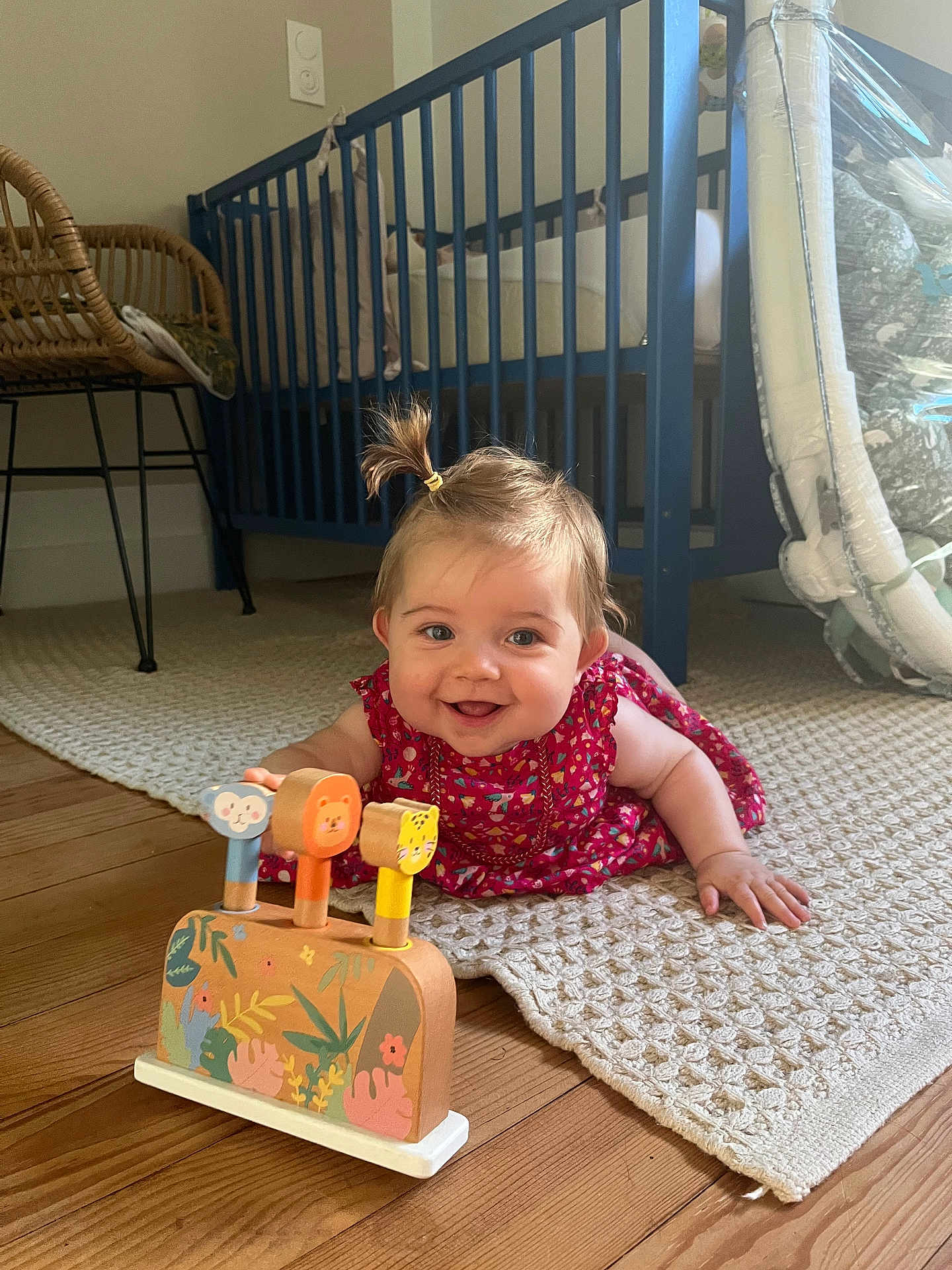Méloé participe au concours pour gagner de l'argent avec cette photo : baby, carpet, child, clothing, colorful, crib, floor, furniture, girl, hair, happy, indoor, nursery, play, pony_tail, rug, smiling, toy, wooden_floor, wooden_toy