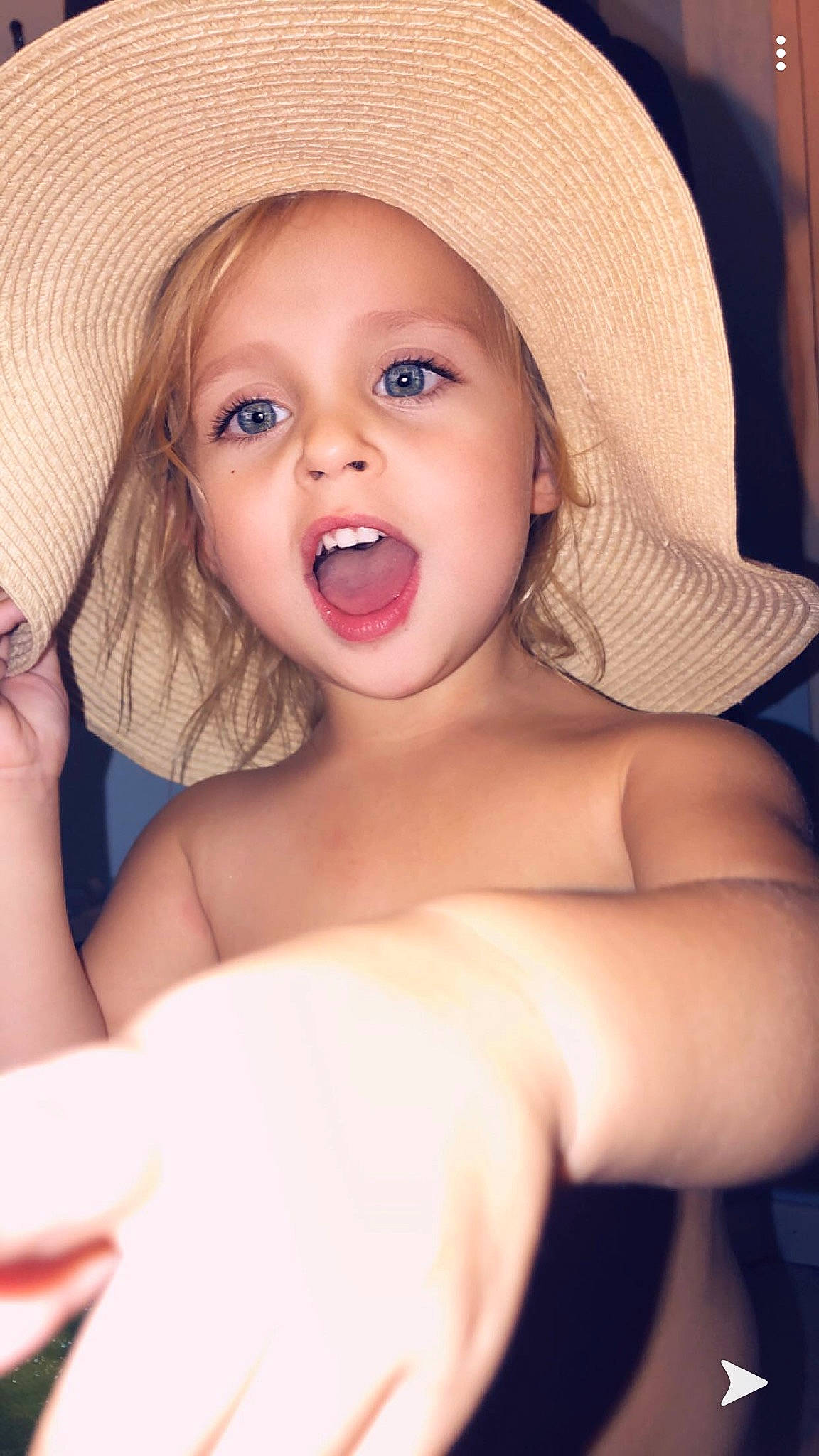 Mélynda participe au concours pour gagner de l'argent avec cette photo : baby, beauty, blond, cheek, child, chin, eye, face, facial_expression, hair, hat, head, lip, mouth, nose, organ, person, skin, smile, sun_hat