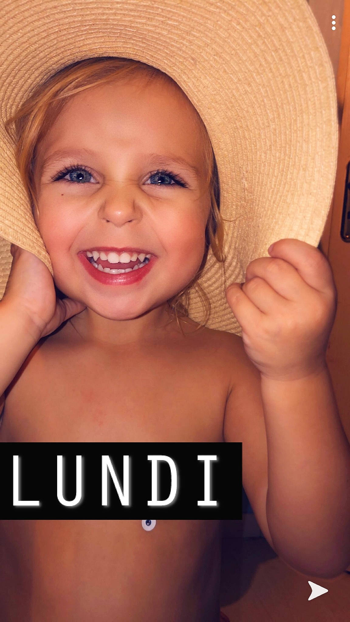 Mélynda participe au concours pour gagner de l'argent avec cette photo : beauty, blond, cheek, child, child_model, chin, eyebrow, face, facial_expression, forehead, hat, head, headgear, joy, lip, mouth, nose, person, photo_caption, photography