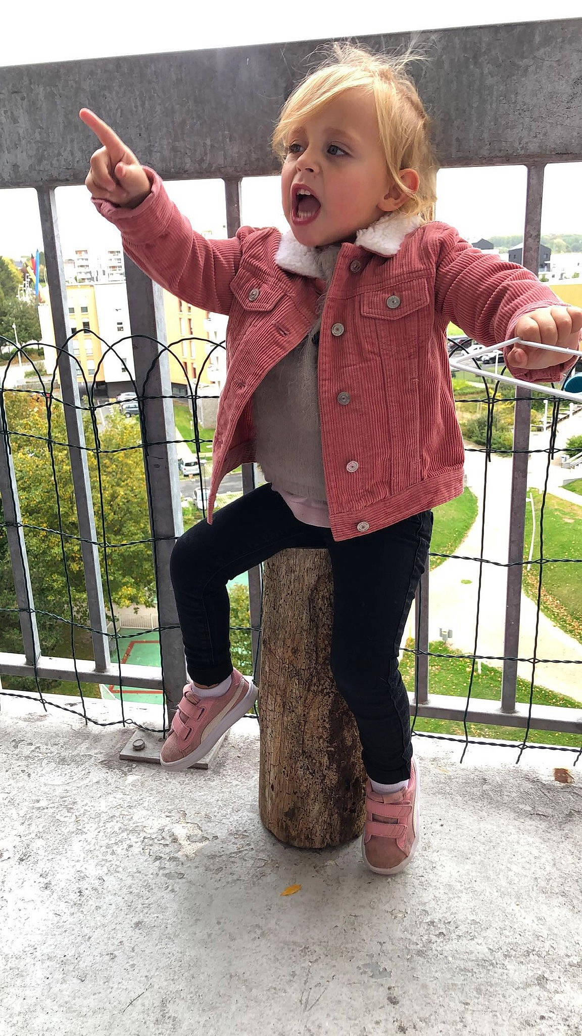 Melynda a rejoint le concours — aidez-le/la à gagner de superbes lots ! blond, child, jacket, jeans, outerwear, person, sleeve, smile, surprise, toddler, top