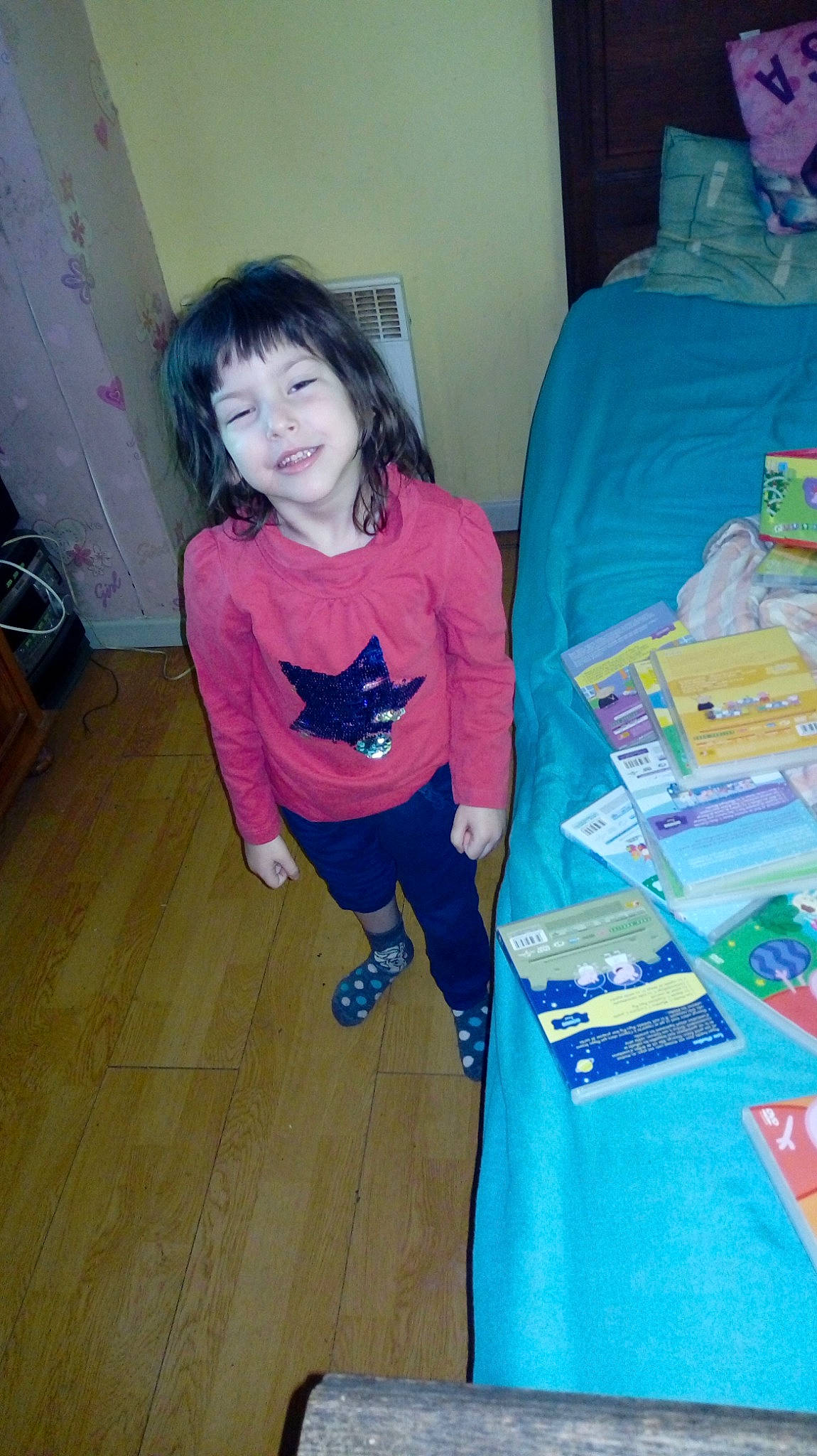 Jeynna participe au concours pour gagner de l'argent avec cette photo : bangs, box, child, electric_blue, floor, flooring, fun, happy, joy, linens, magenta, person, play, publication, room, sitting, sleeve, smile, sock, t_shirt