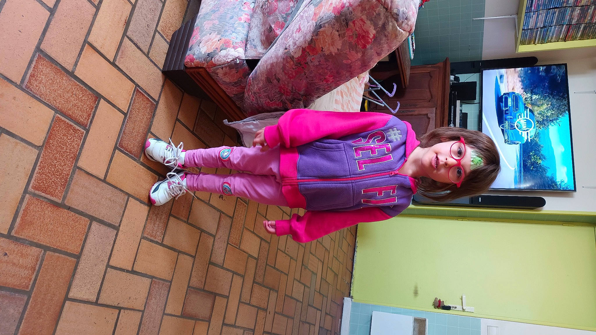 Jeynna a rejoint le concours — aidez-le/la à gagner de superbes lots ! brick, brickwork, carmine, child, flooring, fun, human_leg, leisure, magenta, pattern, person, pink, purple, room, smile, t_shirt, thigh, toddler, wood