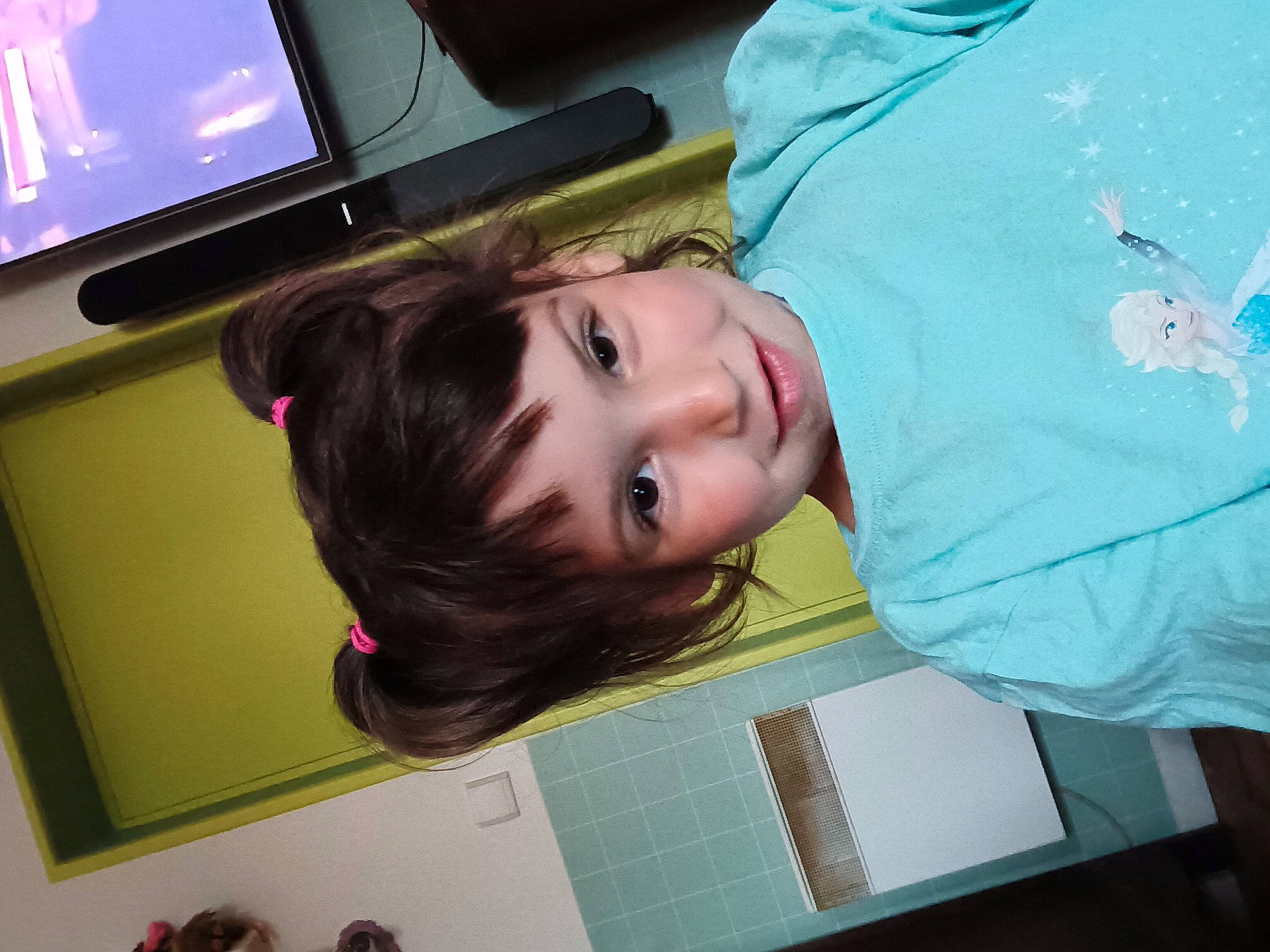 Jeynna participe au concours pour gagner de l'argent avec cette photo : cable_television, child, comfort, display_device, eyebrow, eyelash, flat_panel_display, flooring, fun, insect, joy, lcd_tv, led_backlit_lcd_display, moths_and_butterflies, multimedia, output_device, pattern, person, room, television