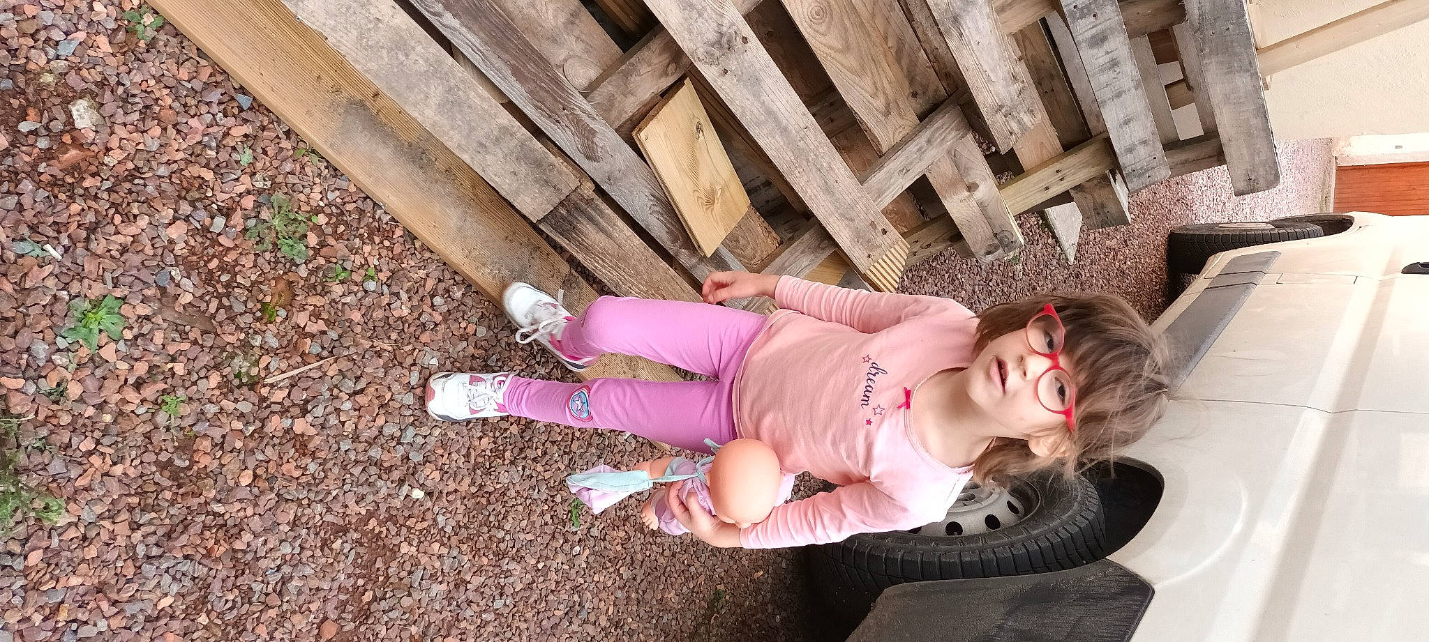 Jeynna participe au concours pour gagner de l'argent avec cette photo : baby_toddler_clothing, child, fun, grass, happy, human_leg, leisure, magenta, pattern, people_in_nature, person, pink, plant, sandal, sitting, sock, soil, thigh, toddler, tree