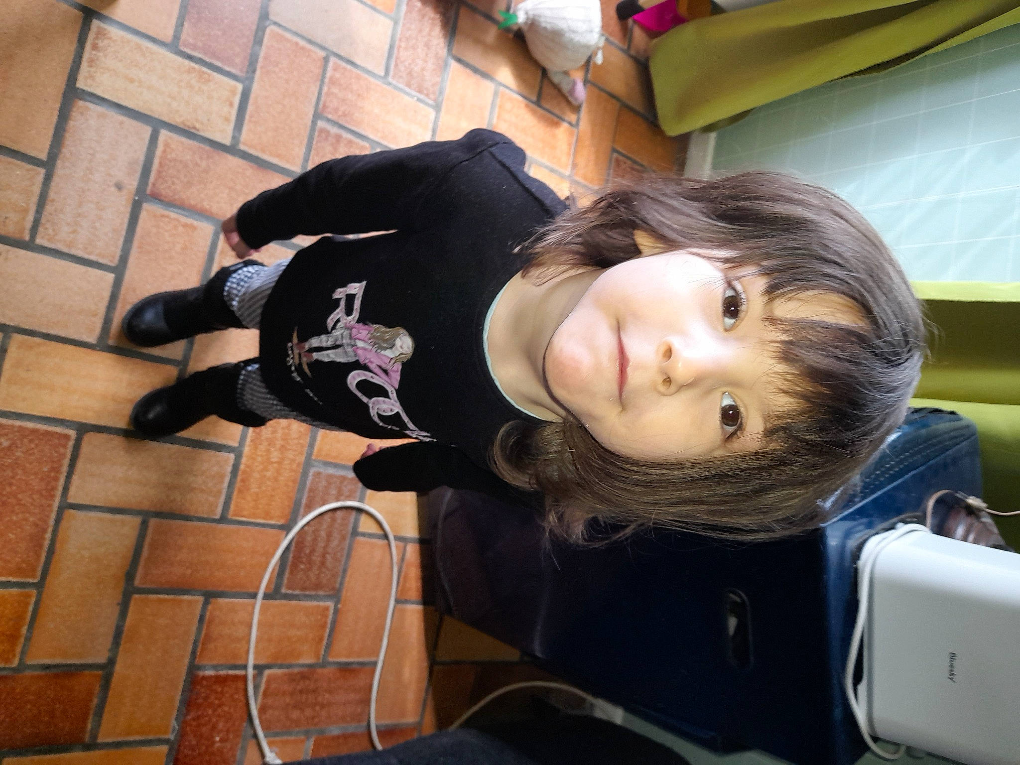 Jeynna a rejoint le concours — aidez-le/la à gagner de superbes lots ! black_hair, child, comfort, facial_expression, flooring, fun, happy, human_leg, leisure, long_hair, person, sitting, thigh