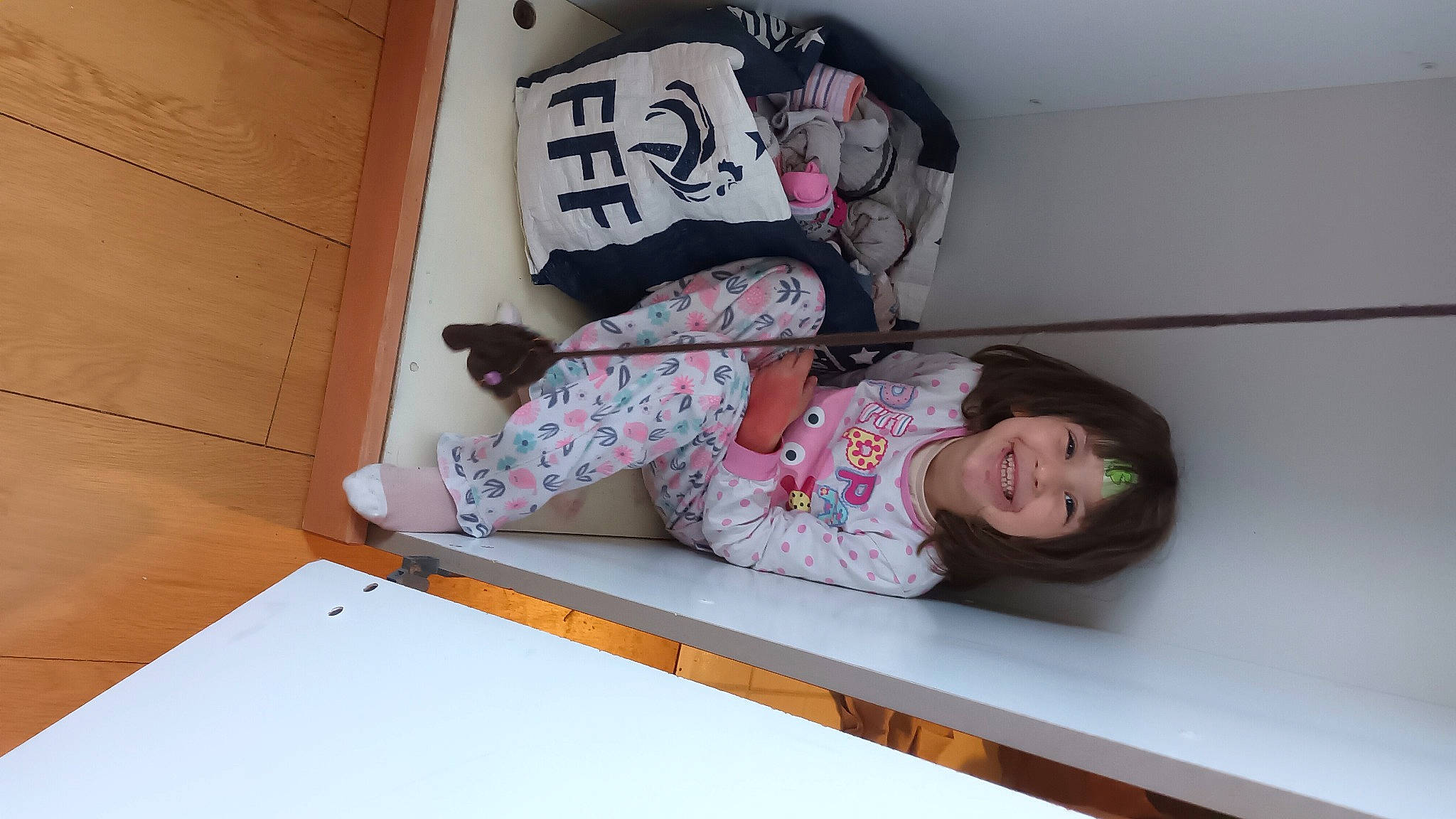 Jeynna a rejoint le concours — aidez-le/la à gagner de superbes lots ! baby_toddler_clothing, child, comfort, floor, flooring, fun, hardwood, house, joy, magenta, pattern, person, rectangle, room, sitting, smile, toddler, wood