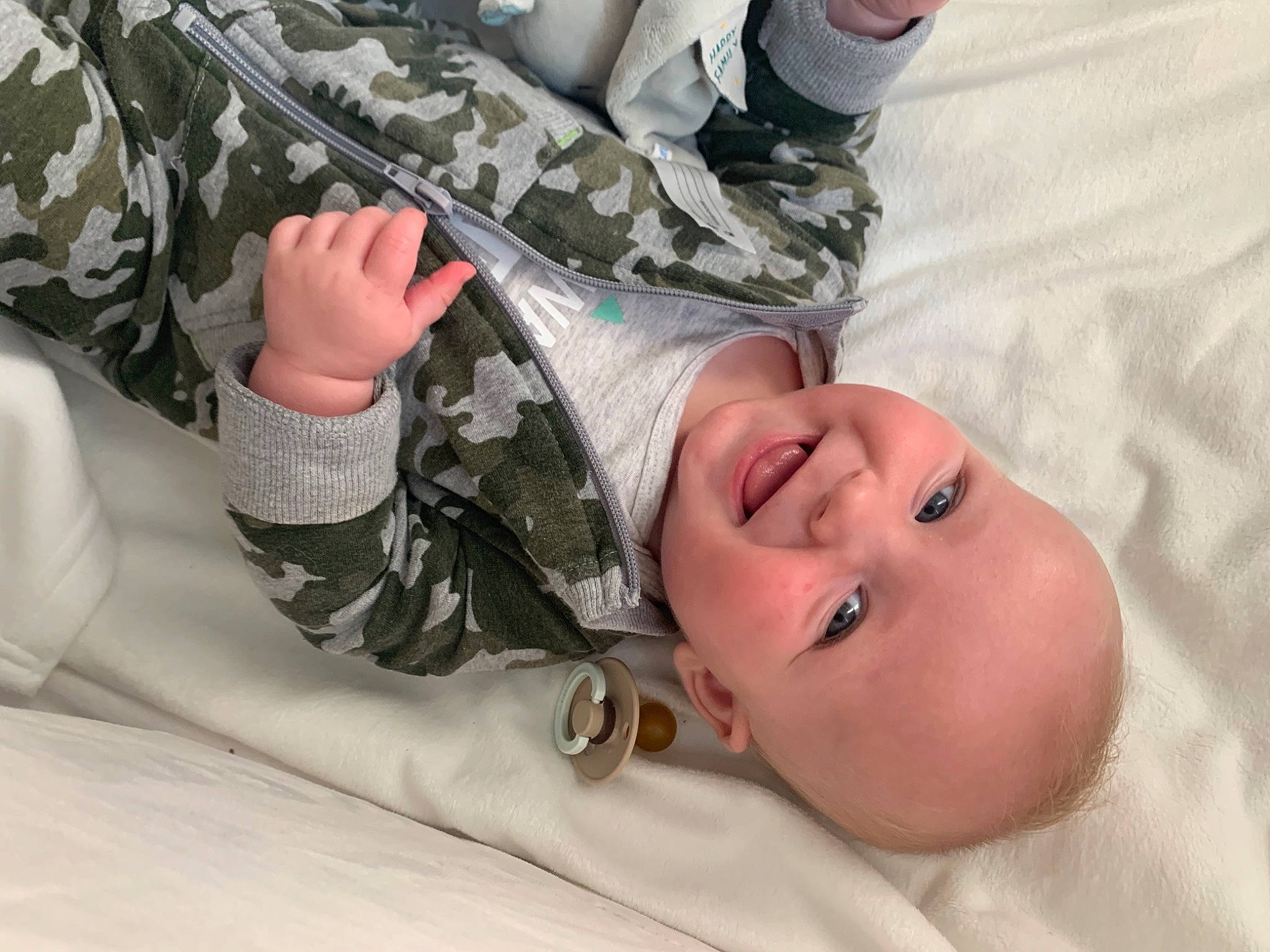 Noan a rejoint le concours — aidez-le/la à gagner de superbes lots ! baby, camouflage, comfort, eye, face, finger, fun, gesture, happy, head, human_body, human_leg, joint, joy, leg, linens, military_camouflage, person, skin, smile