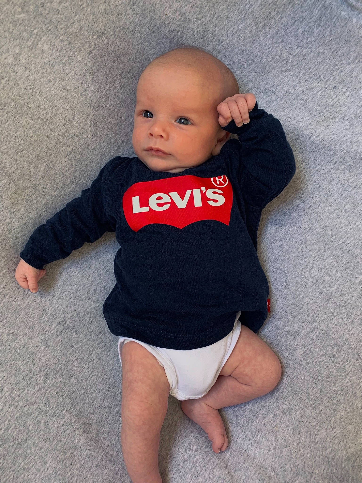 Thao participe au concours pour gagner de l'argent avec cette photo : baby, baby_toddler_clothing, cheek, elbow, eye, face, finger, hair, head, human_body, iris, knee, leg, neck, person, shoulder, sleeve, sportswear, t_shirt, thigh