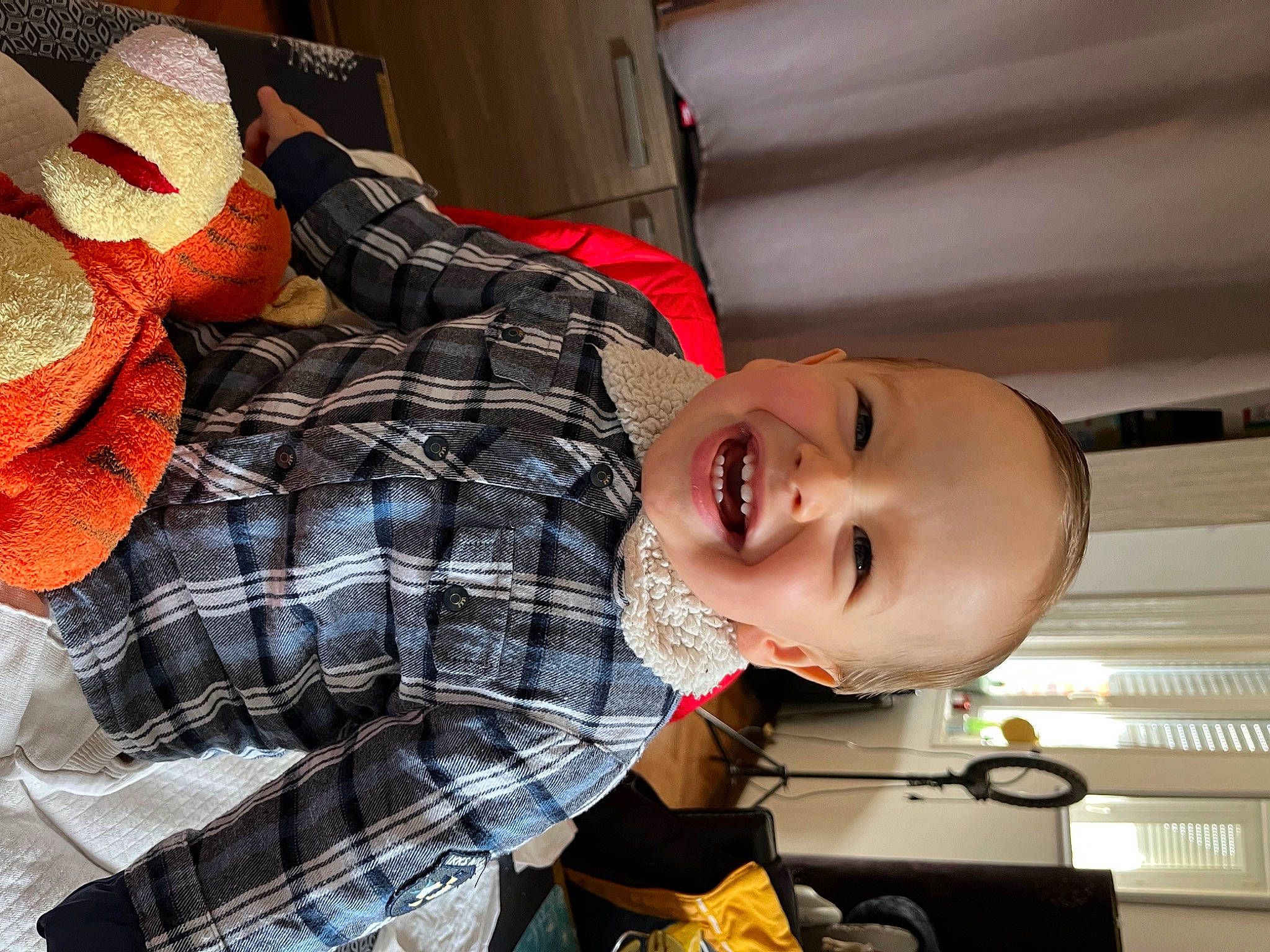 Thao participe au concours pour gagner de l'argent avec cette photo : carmine, child, comfort, fun, happy, joy, laugh, linens, mouth, pattern, person, plaid, room, sitting, smile, t_shirt, tartan, thread, toddler, wool