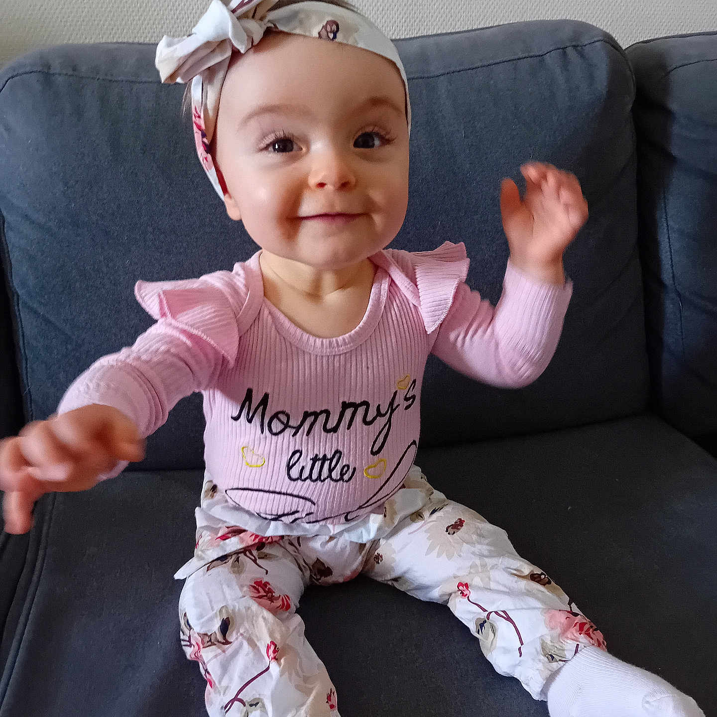 érine participe au concours pour gagner de l'argent avec cette photo : architecture, baby, bodypart, building, clothing, couch, cushion, face, finger, furniture, hand, head, homedecor, hosiery, indoors, person, photography, portrait, sitting, sock