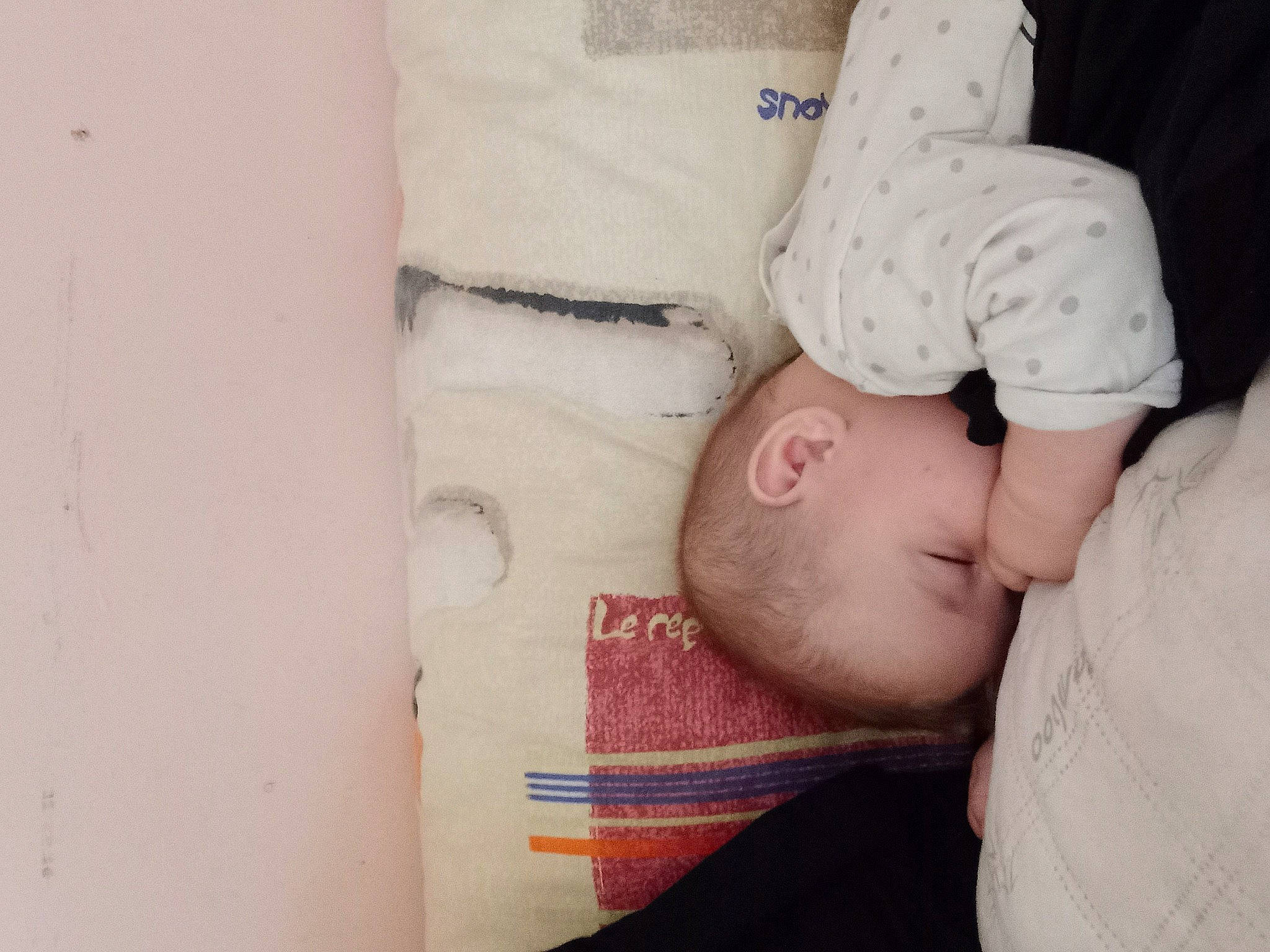 Justine participe au concours pour gagner de l'argent avec cette photo : abdomen, baby, baby_products, bedtime, chest, child, comfort, elbow, flesh, fur, gesture, happy, human_body, linens, nap, person, room, sleeve, stuffed_toy, t_shirt